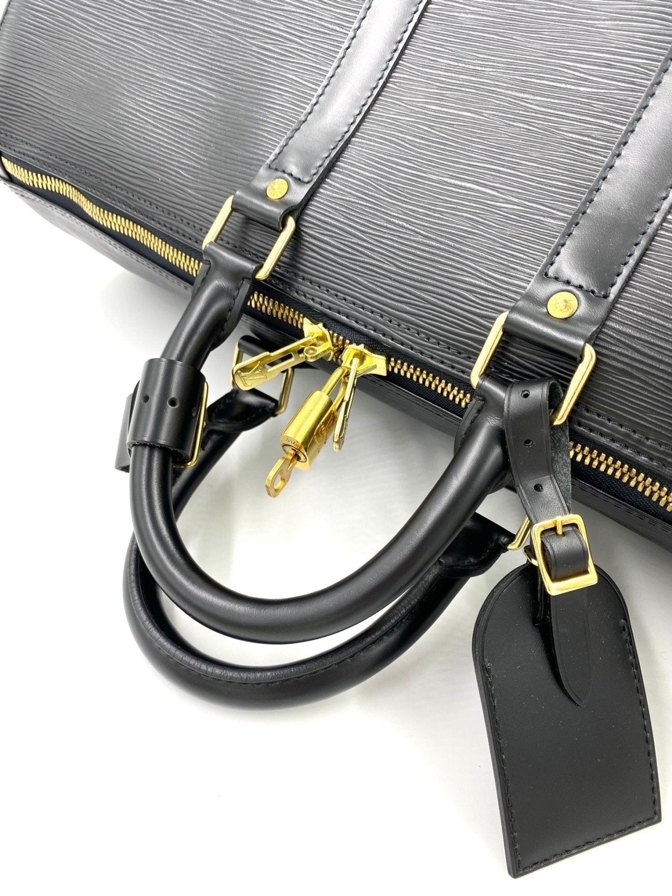 Louis Vuitton Keepall 45 Epi Reisetasche in Schwarz mit goldfarbenen Beschlagen und strukturiertem Leder, Nahaufnahme