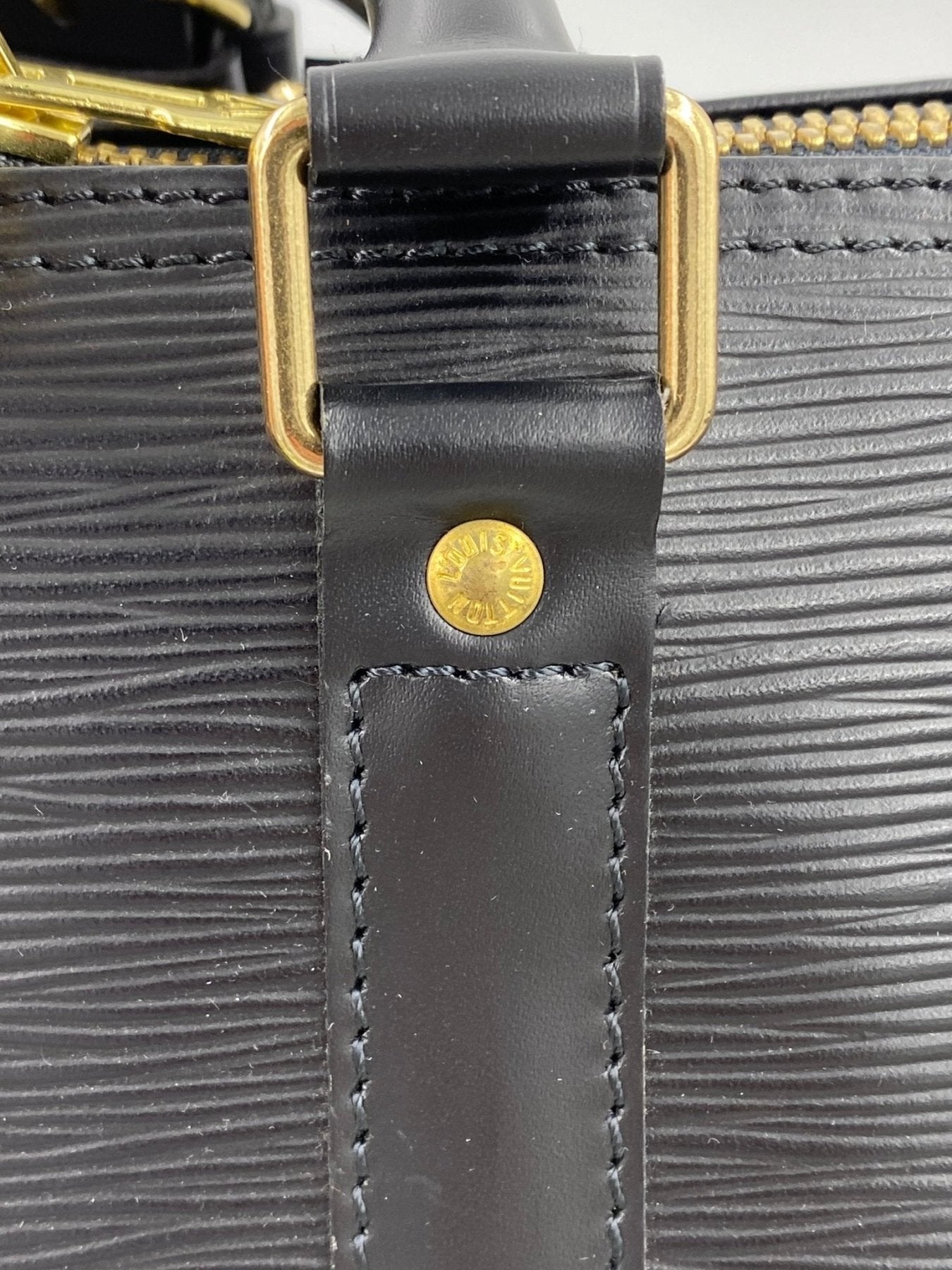 Louis Vuitton Keepall 45 Epi schwarze Tasche Detail mit goldenem Beschlag und genähtem Lederriemen