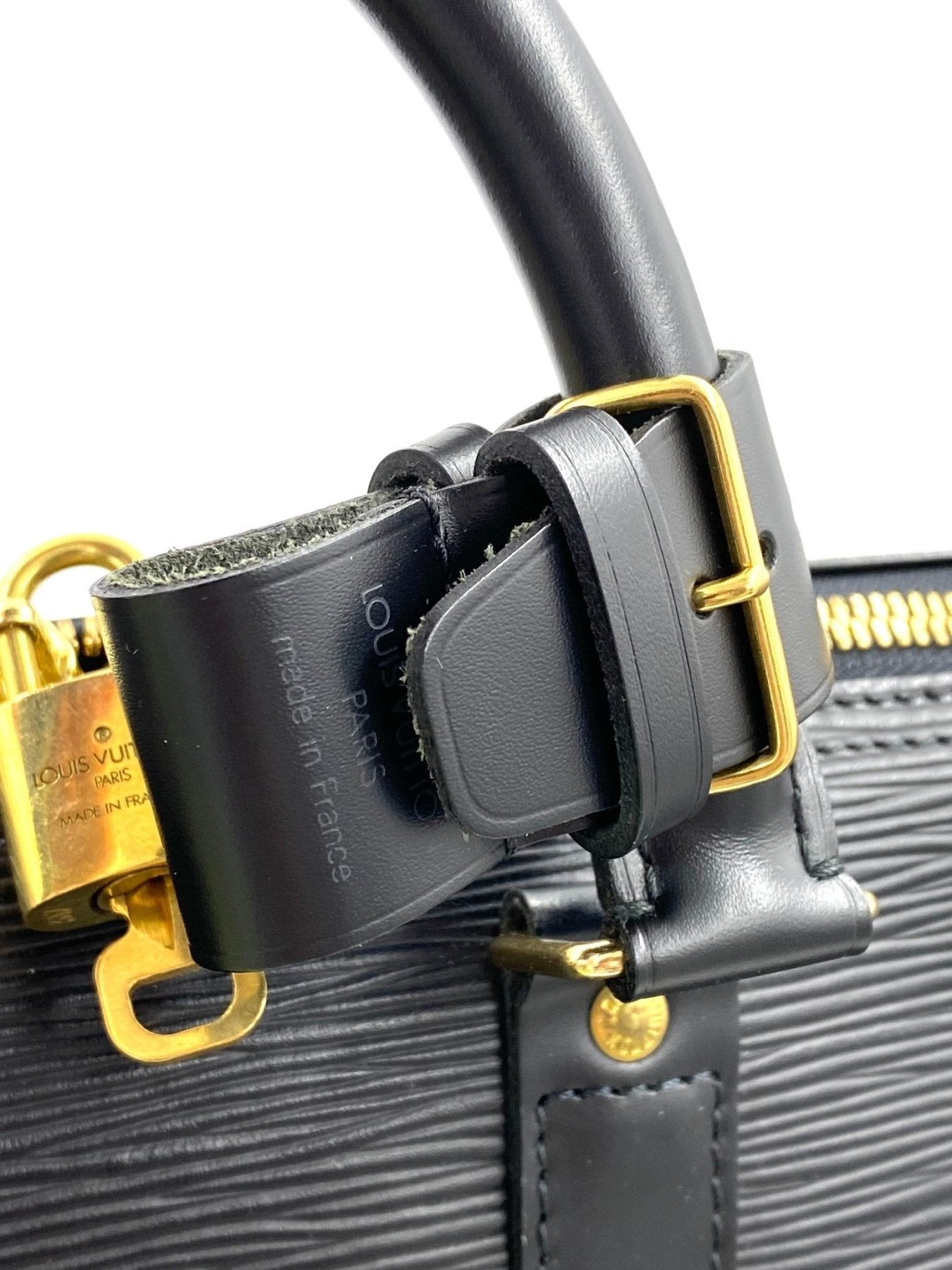 Louis Vuitton Keepall 45 Epi schwarz Handtasche mit goldfarbenen Beschlagen und Ledergriff, Detailaufnahme der Schnalle