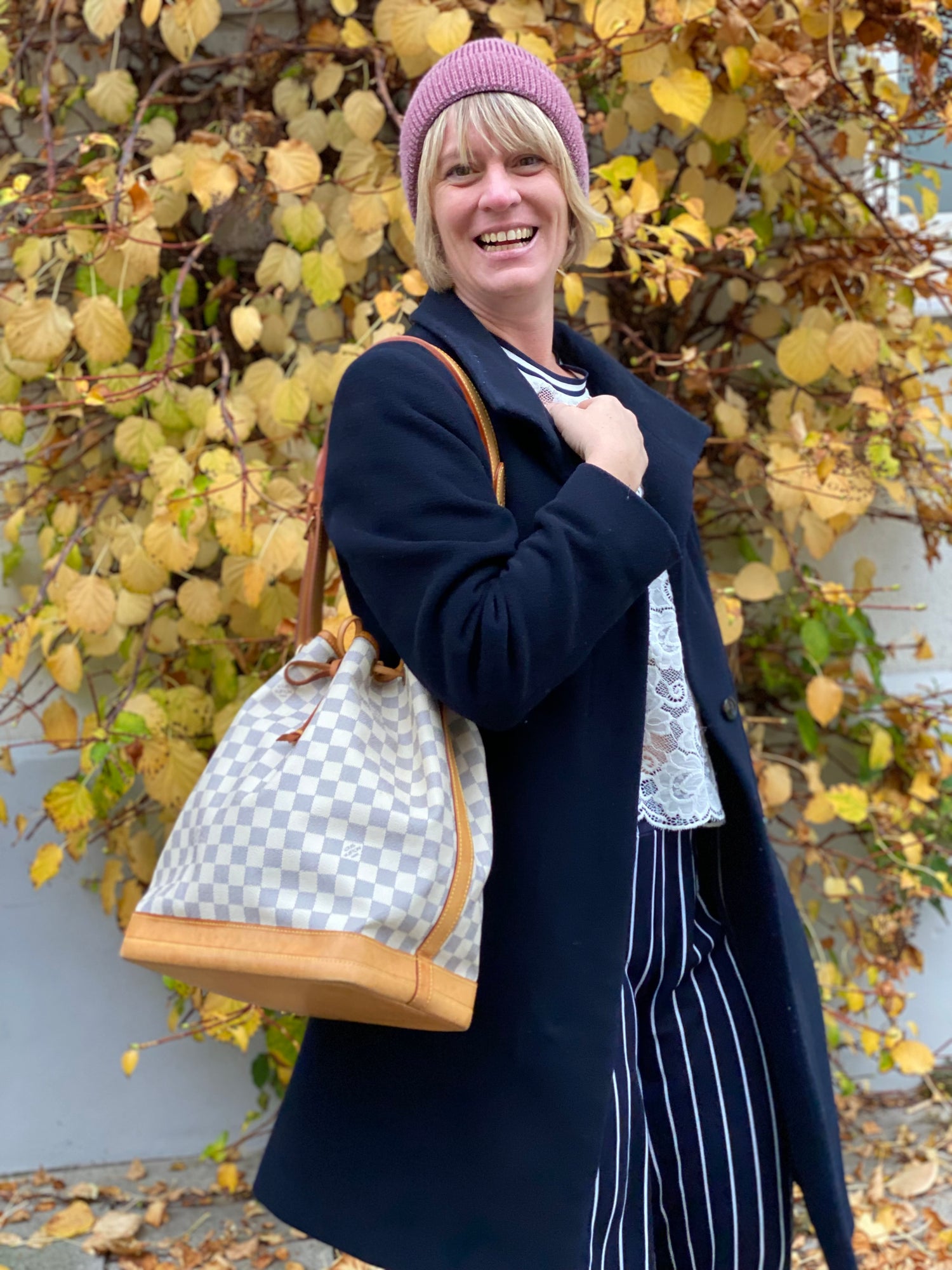 Frau mit Louis Vuitton Beuteltasche