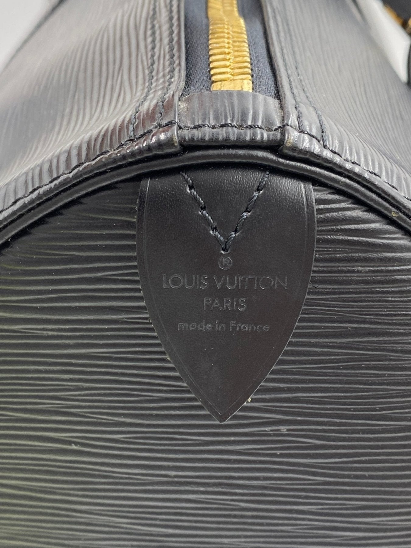 Louis Vuitton Keepall 45 Epi schwarz Lederdetail mit Markenpraegung und goldenem Reissverschluss aus strukturiertem Epileder
