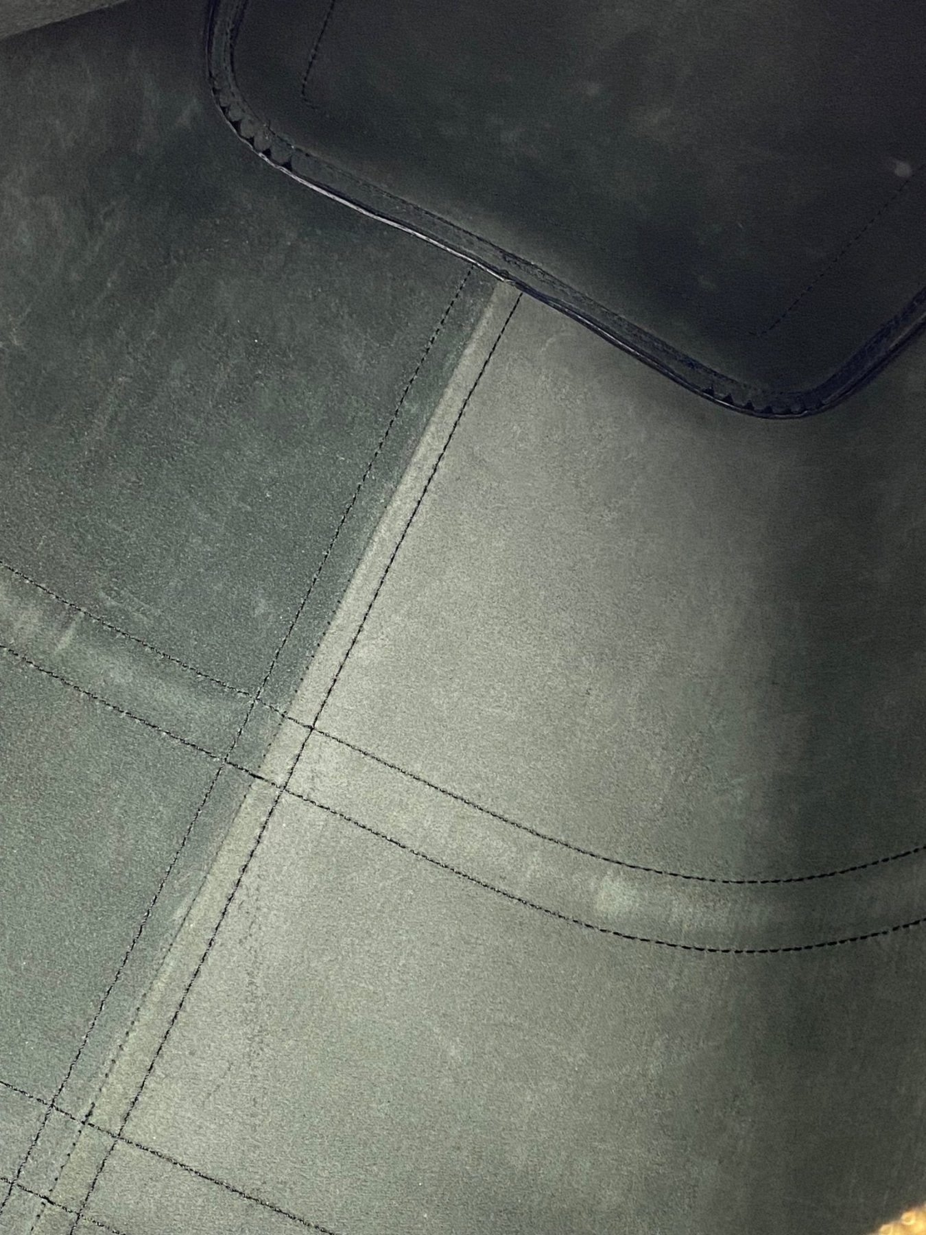 Detailaufnahme der Innenverarbeitung der Louis Vuitton Keepall 45 Epi in schwarz mit charakteristischen Nahten
