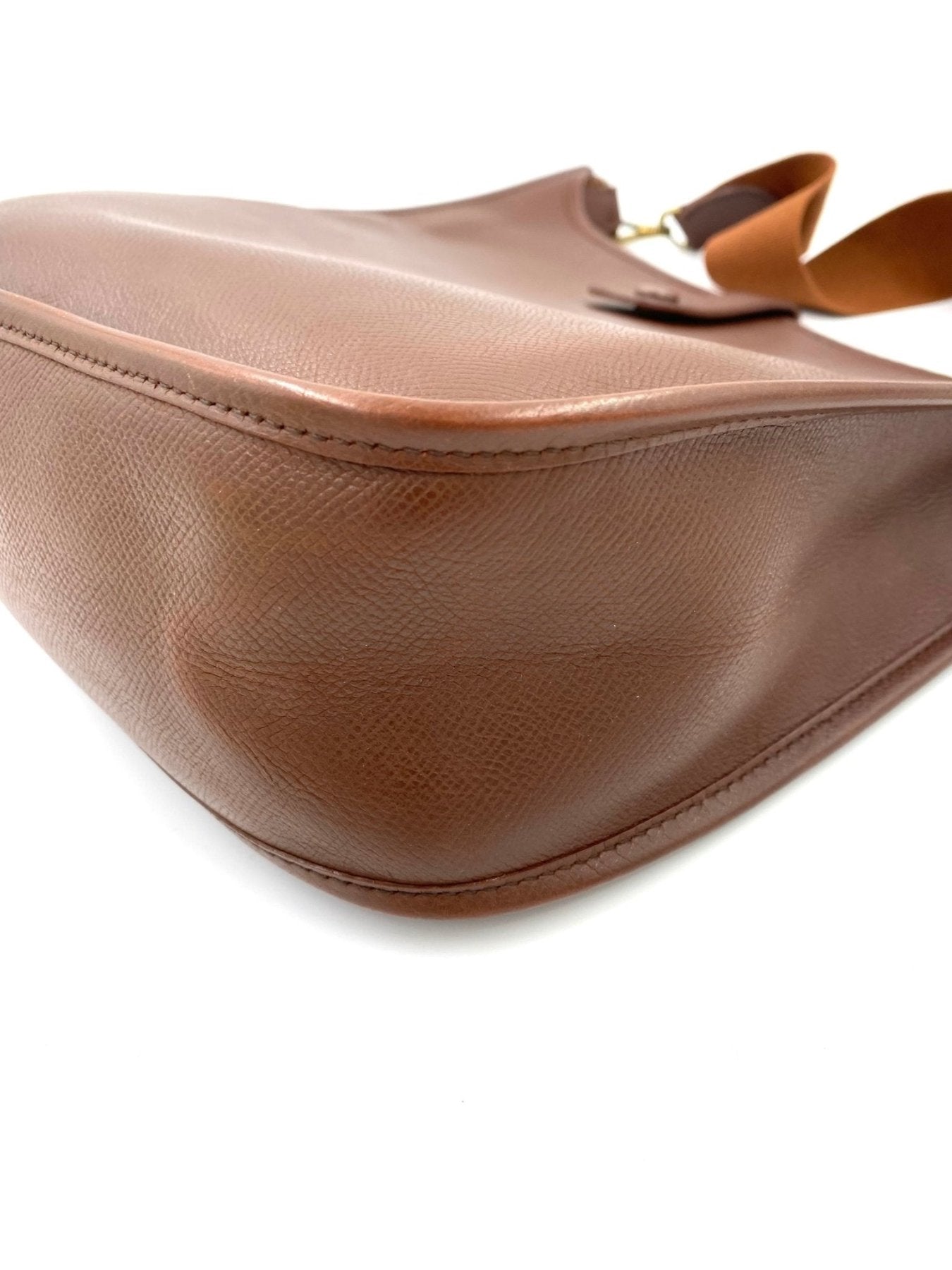 HERMES Evelyne 33 Tasche in Cognac-Epsomleder, Nahaufnahme der strukturierten Lederoberfläche und Verarbeitung
