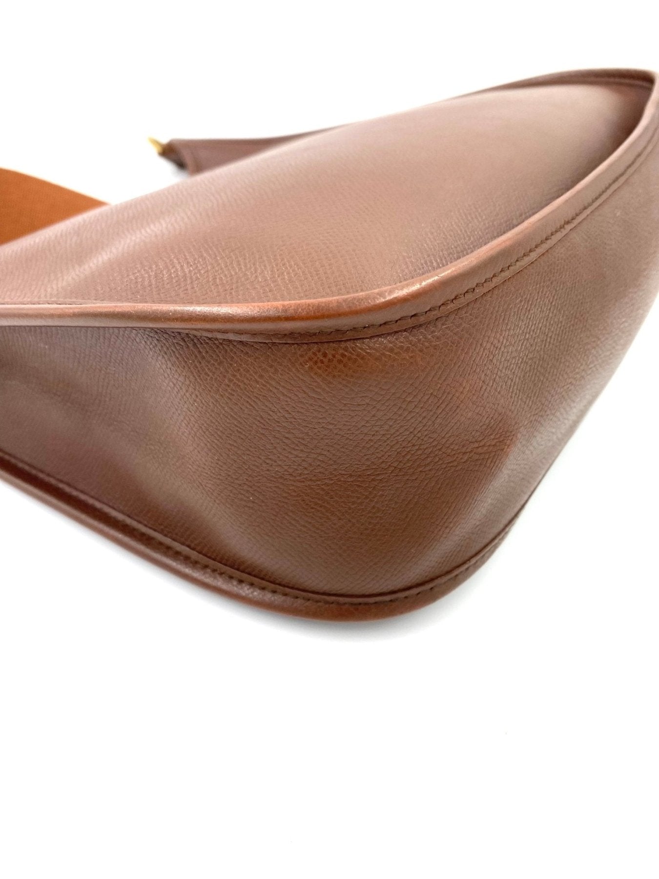HERMES Evelyne 33 Tasche in Cognac aus Epsomleder, Nahaufnahme der hochwertigen Ledertextur und Nahtkanten