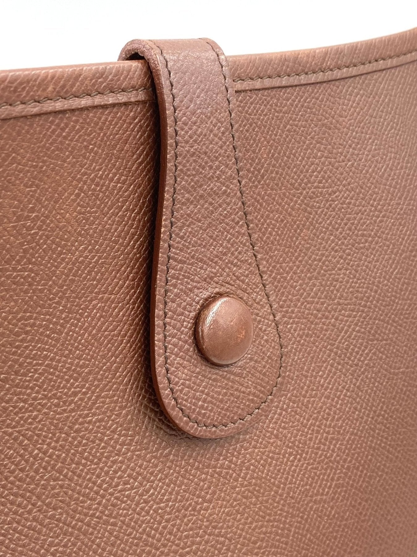 HERMES Evelyne 33 Tasche in Cognac Epsomleder, Detailaufnahme der Lederstruktur und Verschlussknopf