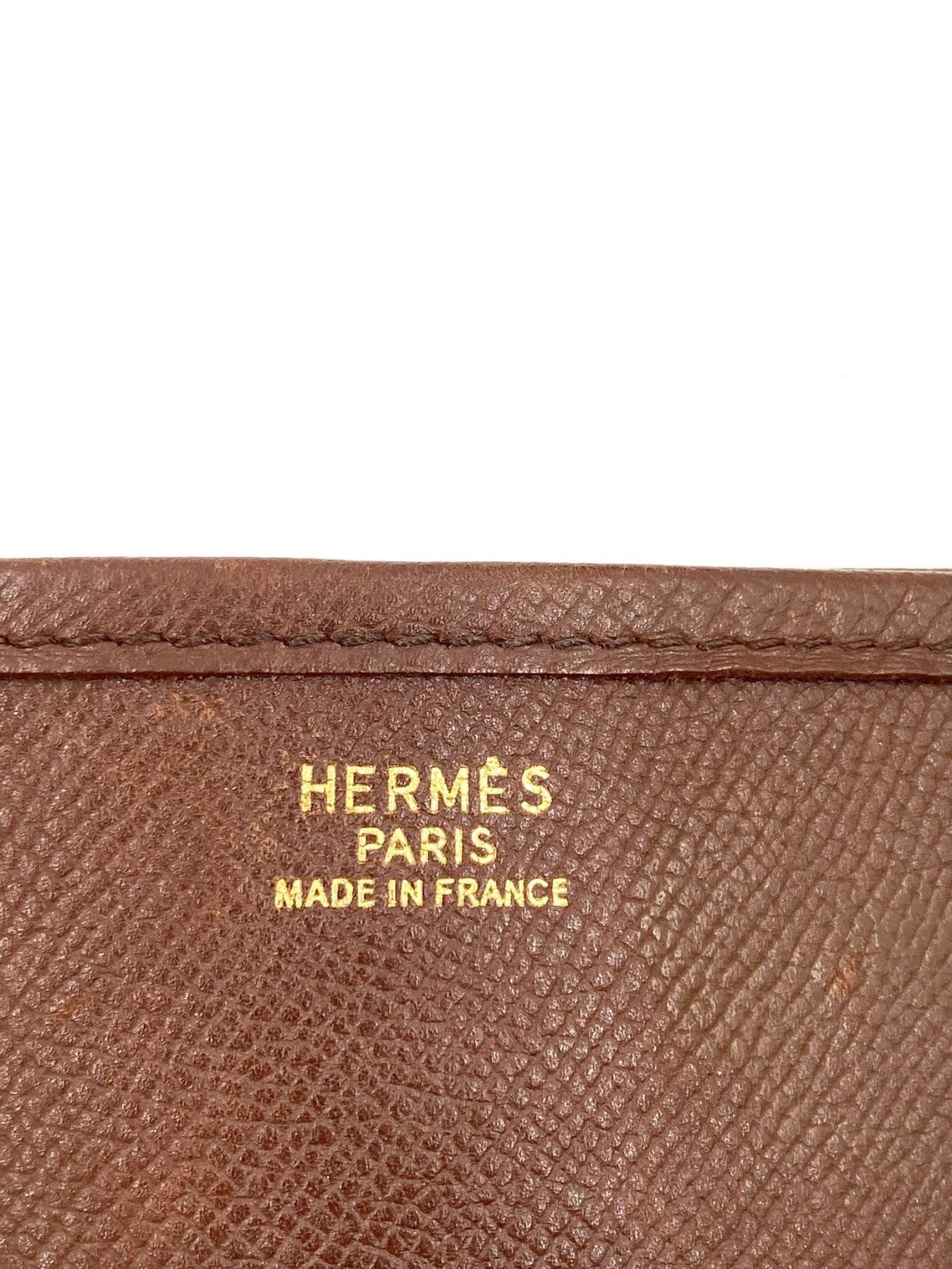 HERMES Evelyne 33 Epsomleder Cognac Markenpraegung in Gold auf braunem strukturiertem Leder, Detail aus Frankreich