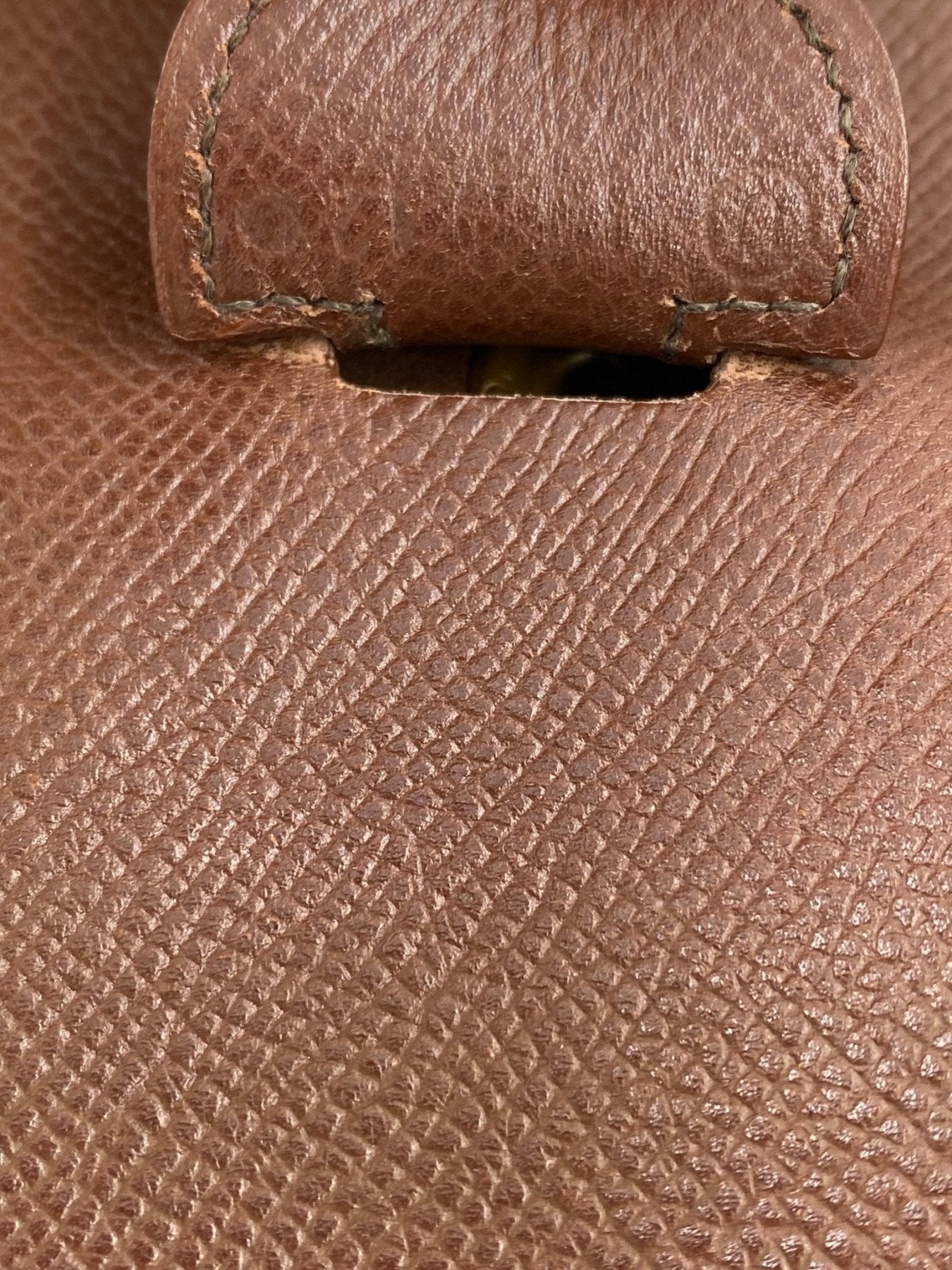 Nahaufnahme der Ledertextur und Naht der HERMES Evelyne 33 Tasche in Cognac aus Epsomleder mit feiner Kornung