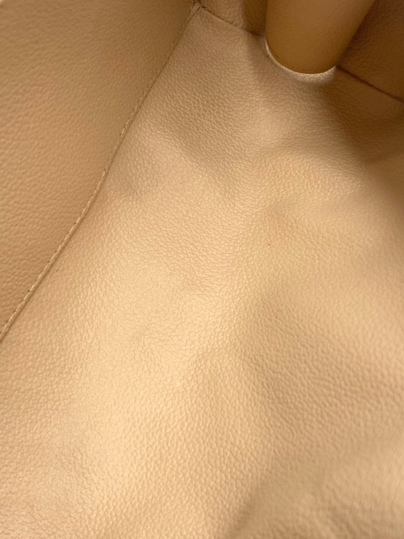 Innenfutter der Louis Vuitton Trousse Demi Ronde in beigem Leder, makellose Qualität und saubere Verarbeitung