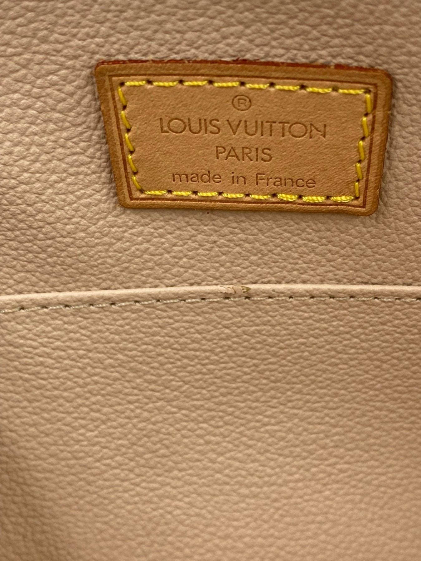Louis Vuitton Etikett im Inneren der Trousse Demi Ronde Tasche zeigt Made in France Markierung auf beigem Leder