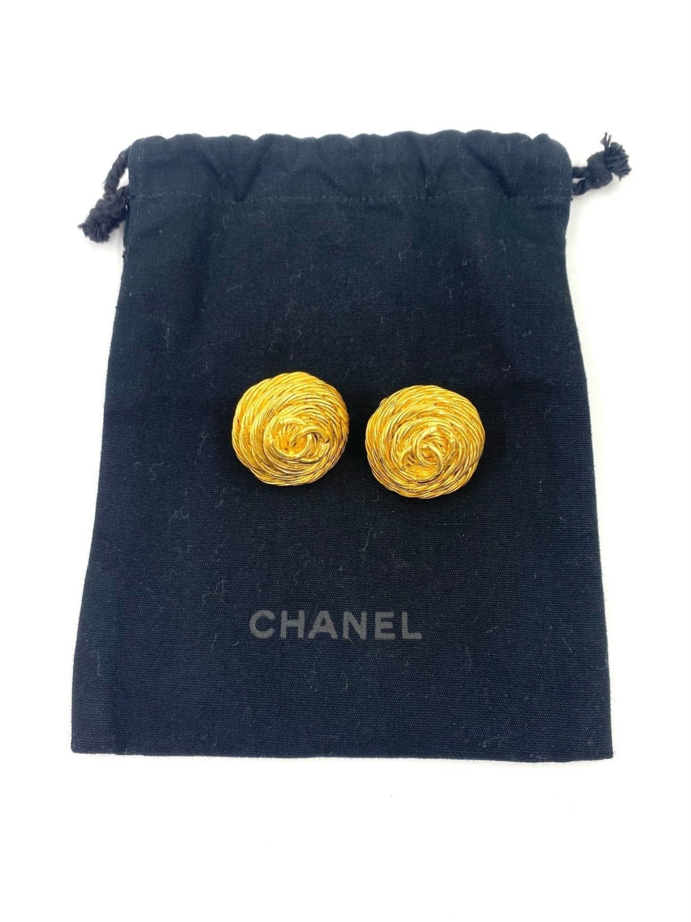 CHANEL Ohrclips CC: Vintage goldene Clip-Ohrringe mit Rosendesign auf schwarzem Samtsackchen