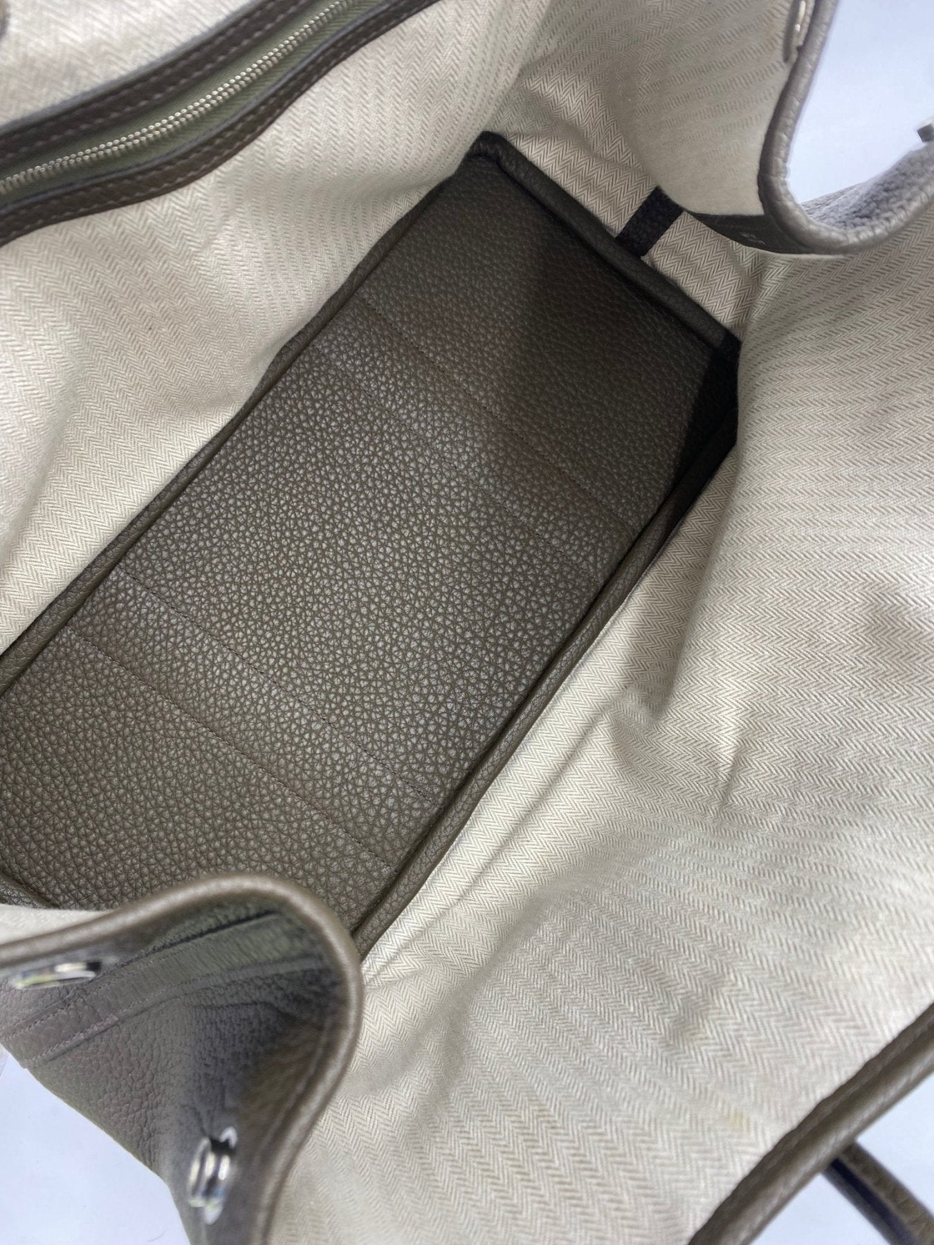 Innenansicht der Hermes Garden Party 36 Handtasche in Eukalyptus mit hellem Textilfutter und Togoleder Details