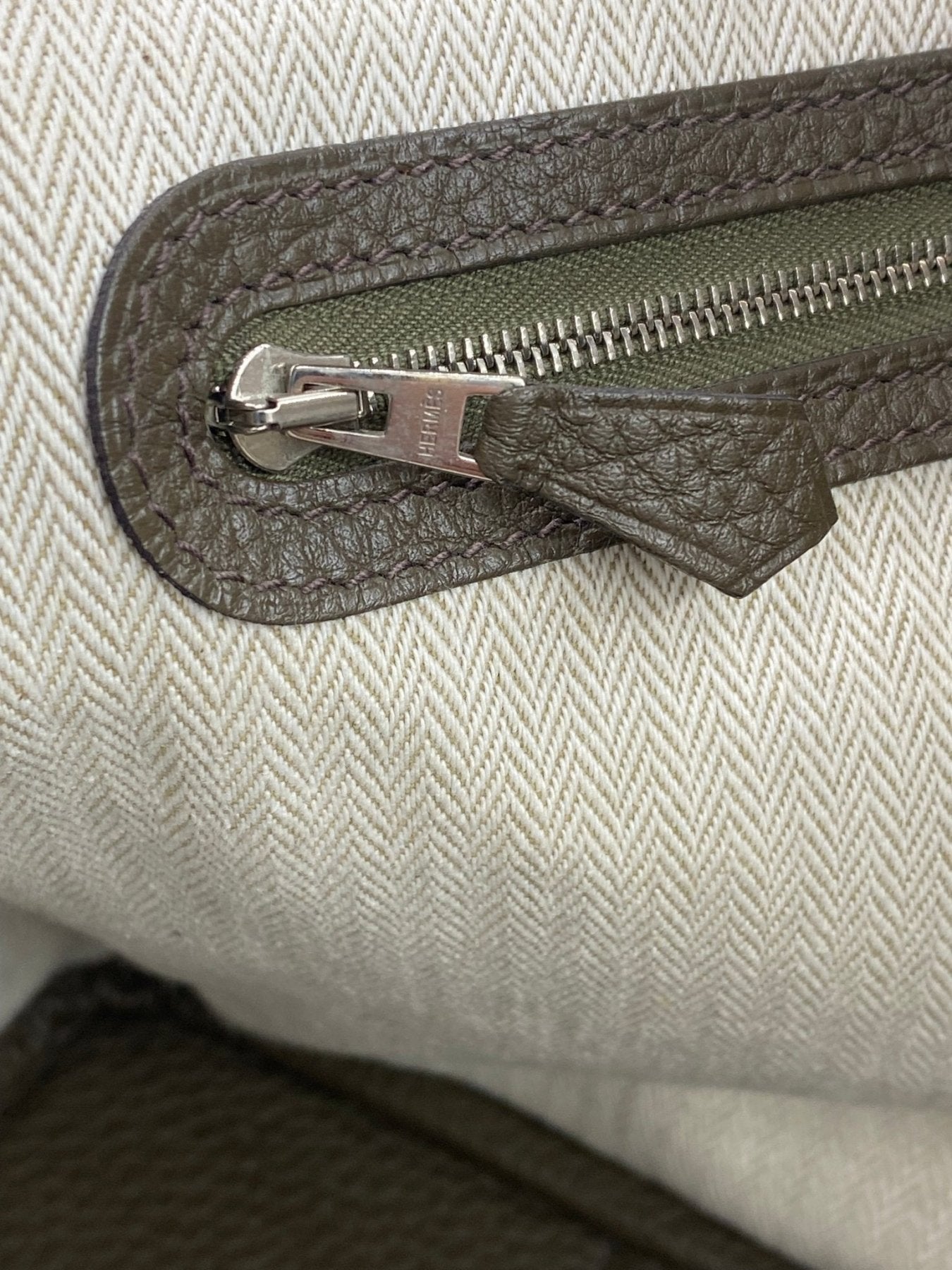 HERMES Garden Party 36 Detailaufnahme des Reissverschlusses aus Togoleder mit Palladium-Hardware in Eukalyptus Farbe