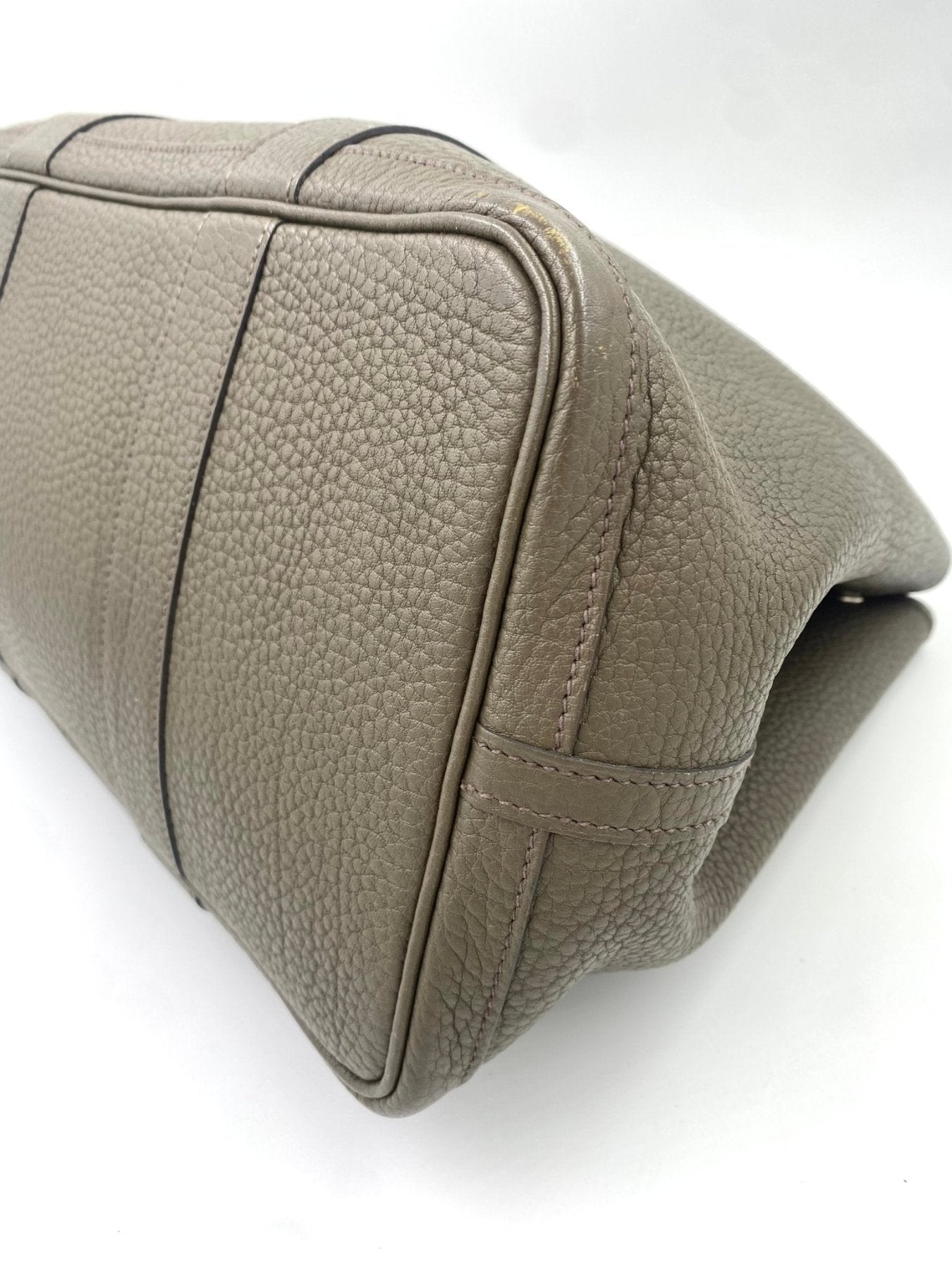 HERMES Garden Party 36 Handtasche in Eukalyptus aus Togoleder, Detailansicht der strukturierten Lederecke und Naehte