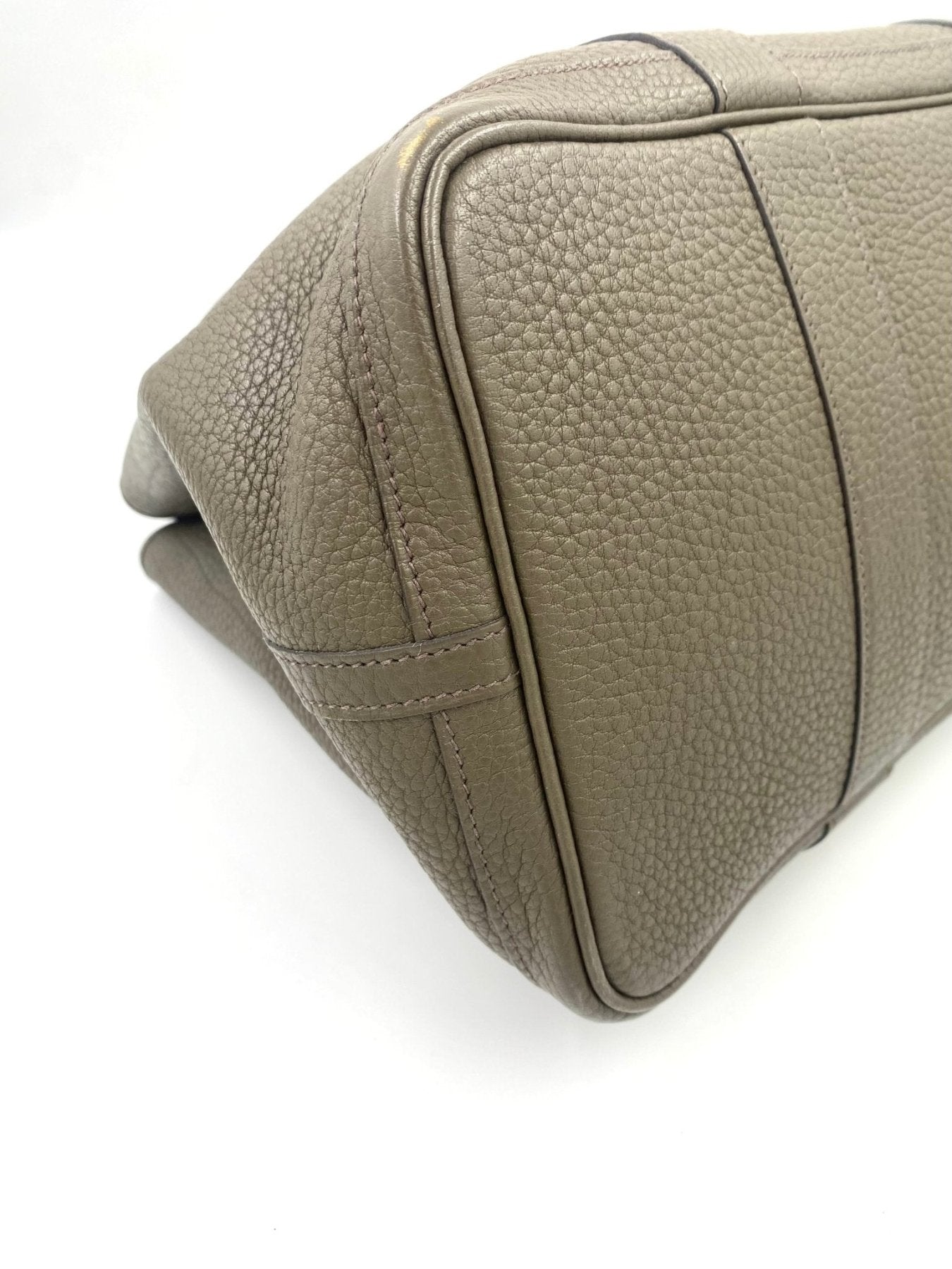 Hermes Garden Party 36 Handtasche in Eukalyptus aus Togoleder, Detailansicht der strukturierten Lederecke und Naehte