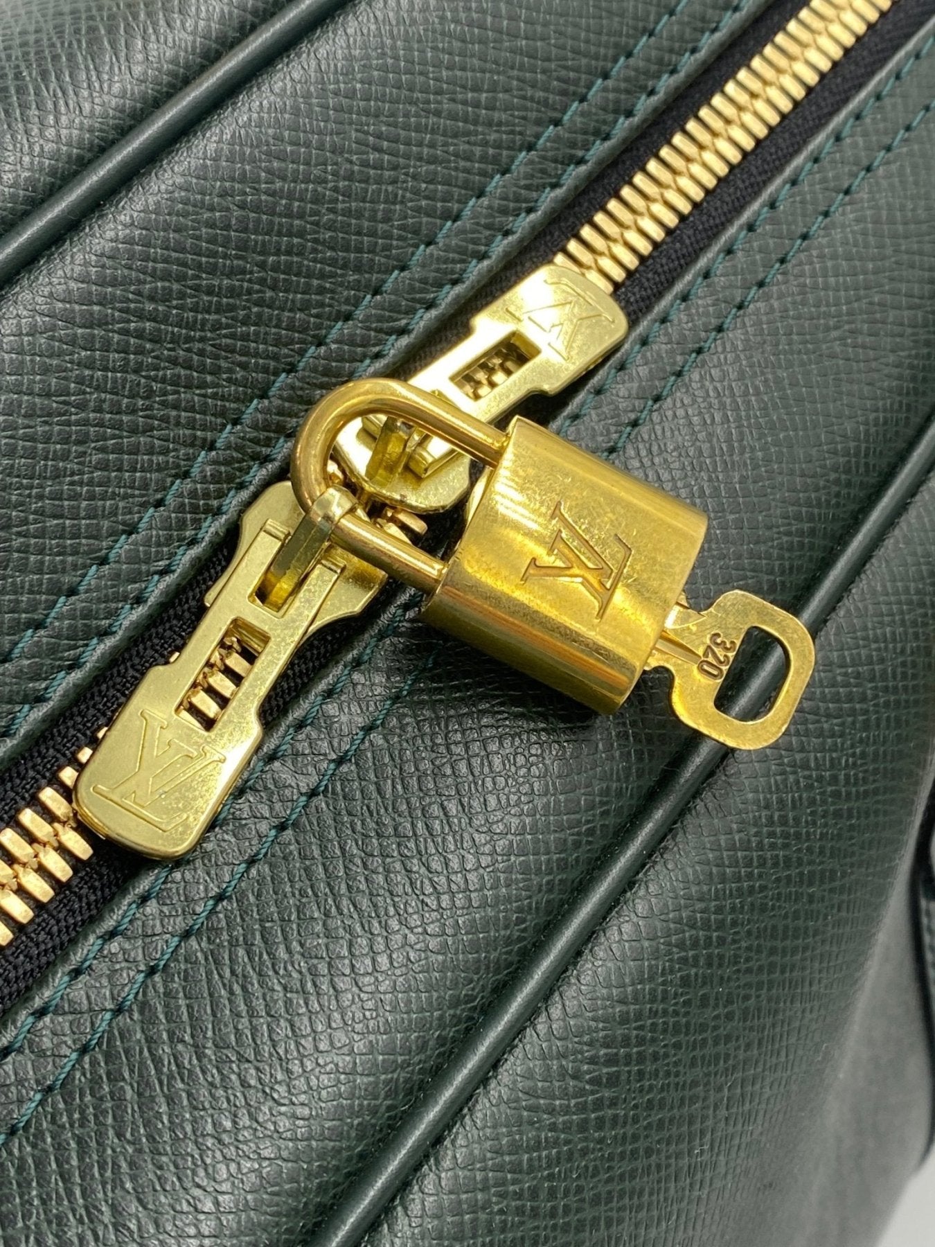 Louis Vuitton Kendall Taiga Epicea Reisetasche mit goldenem Reissverschluss und Schloss auf dunkelgrunem genarbtem Leder
