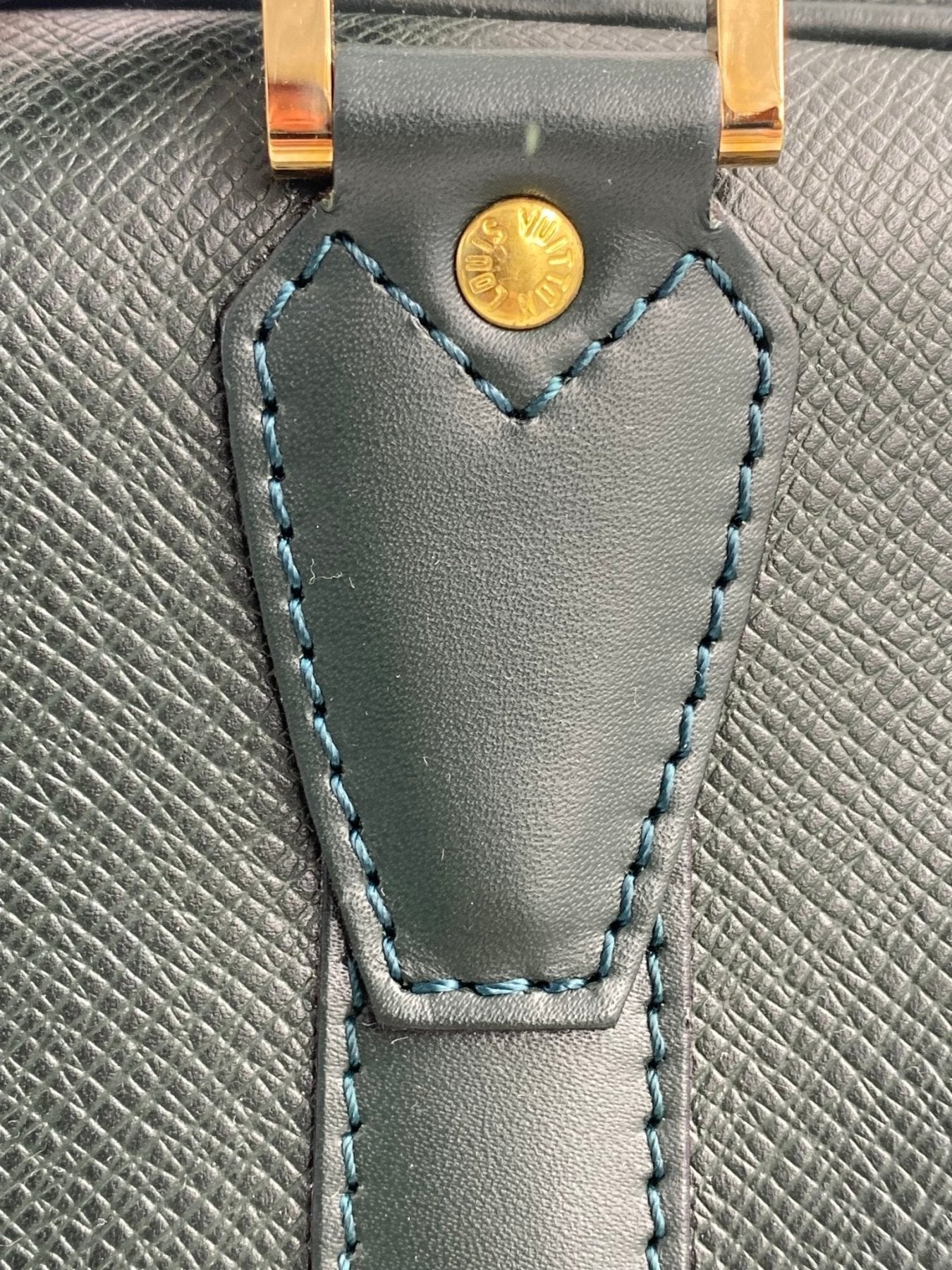 Louis Vuitton Kendall Taiga Epicea Tasche in dunkelgrunem Leder mit goldenem Verschluss und dekorativer Naehte
