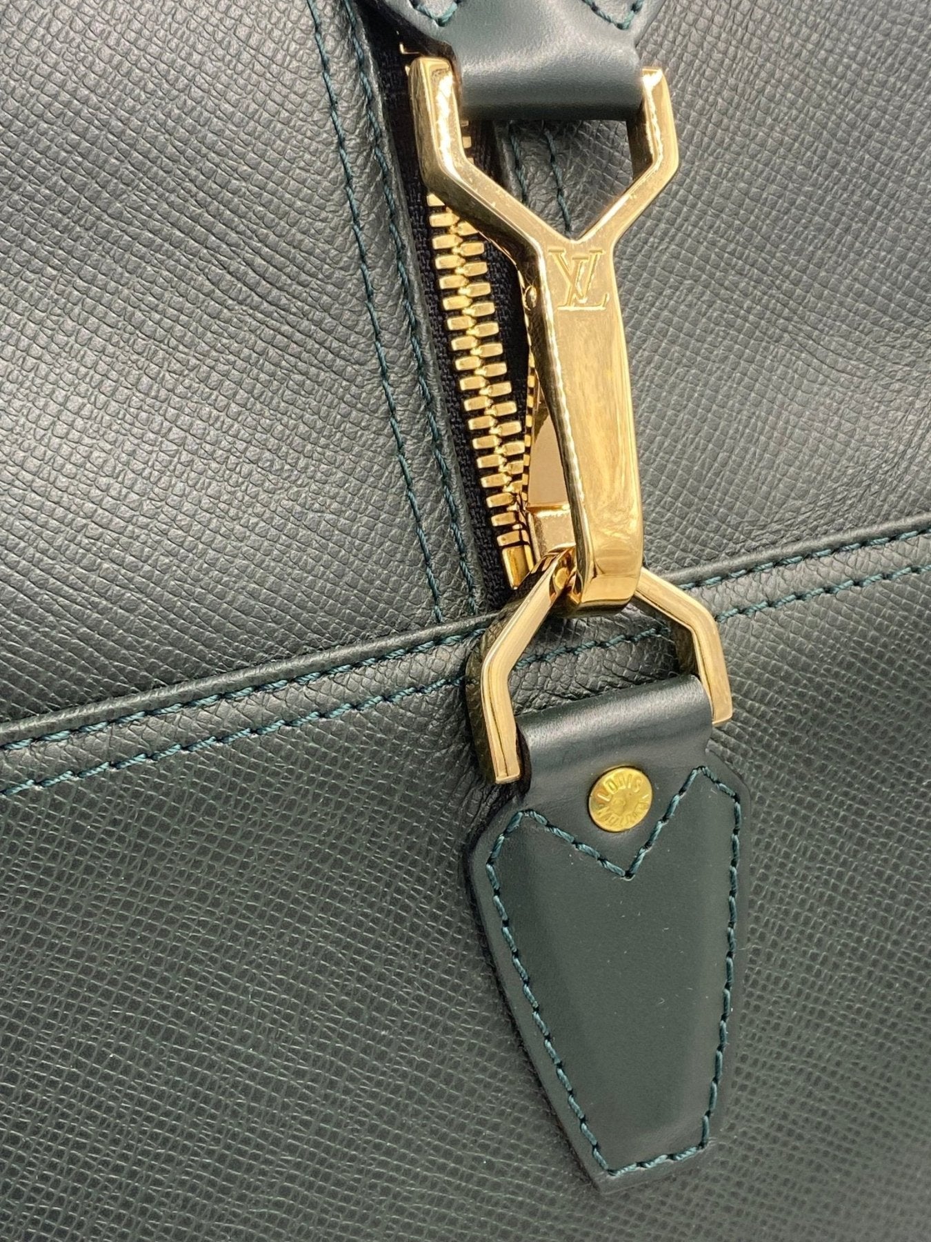 Louis Vuitton Kendall Taiga Reisstasche in dunkelgrunem Leder mit goldenem Reissverschluss und Metallbeschlagen