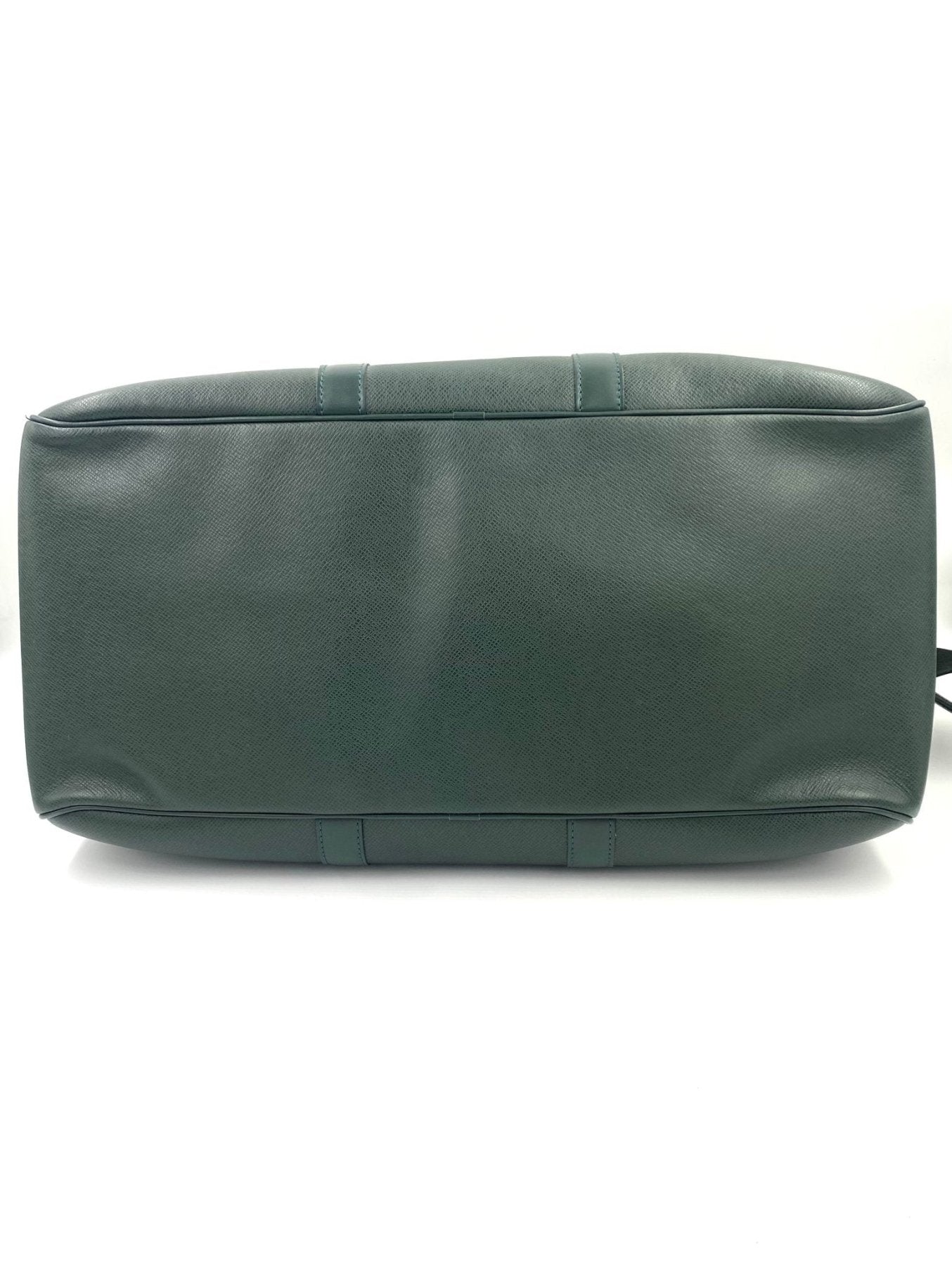 Louis Vuitton Kendall Taiga Epicea Reisetasche in dunkelgrunem Leder, Unteransicht mit strukturierter Oberflache