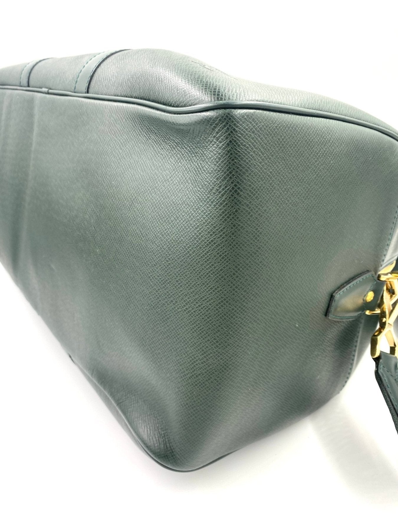Louis Vuitton Kendall Taiga Reisetasche in dunkelgrunem Leder mit strukturierter Oberflache und goldenen Beschlagen