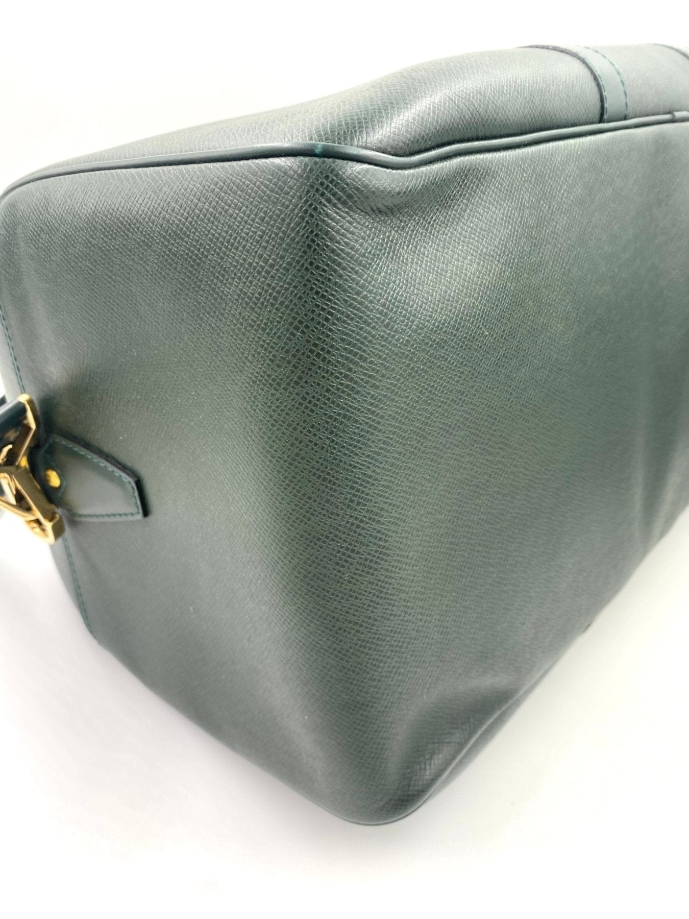 Louis Vuitton Kendall Taiga Epicea Reisetasche in dunkelgrunem genarbtem Leder mit goldenen Beschlagen und Reissverschluss