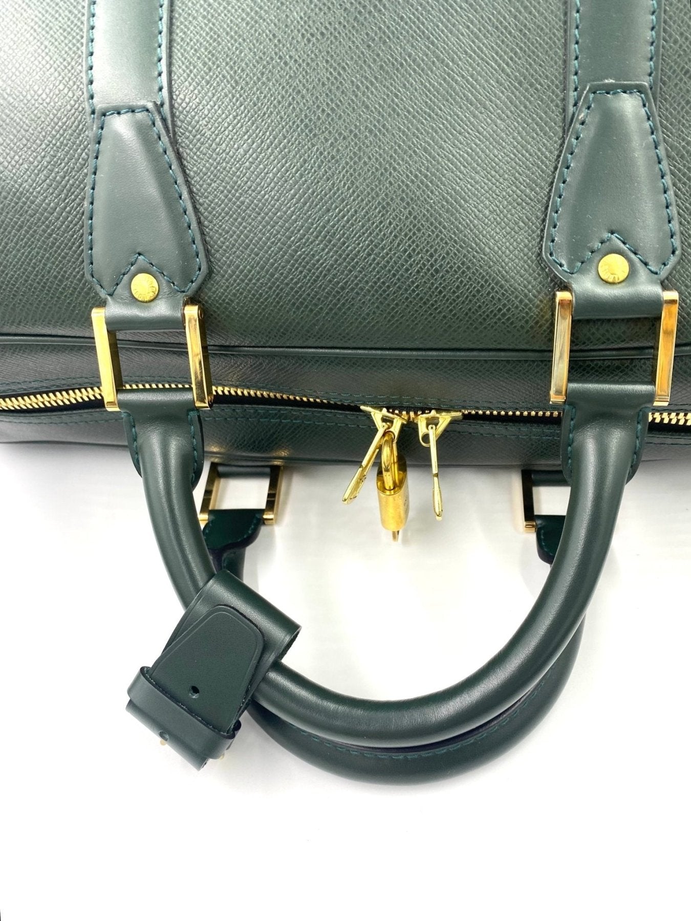 Louis Vuitton Kendall Taiga Epicea Reisetasche in dunkelgrunem Leder mit goldenen Beschlagen und Tragegriffen