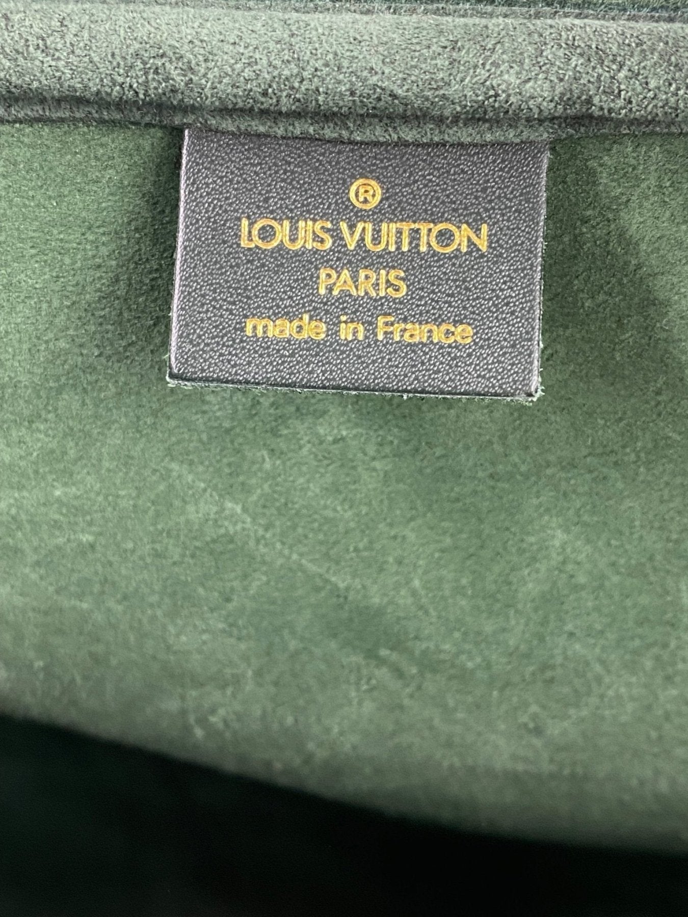 Louis Vuitton Kendall Taiga Epicea Etikett mit goldener Aufschrift auf dunkelgrunem Leder, Made in France
