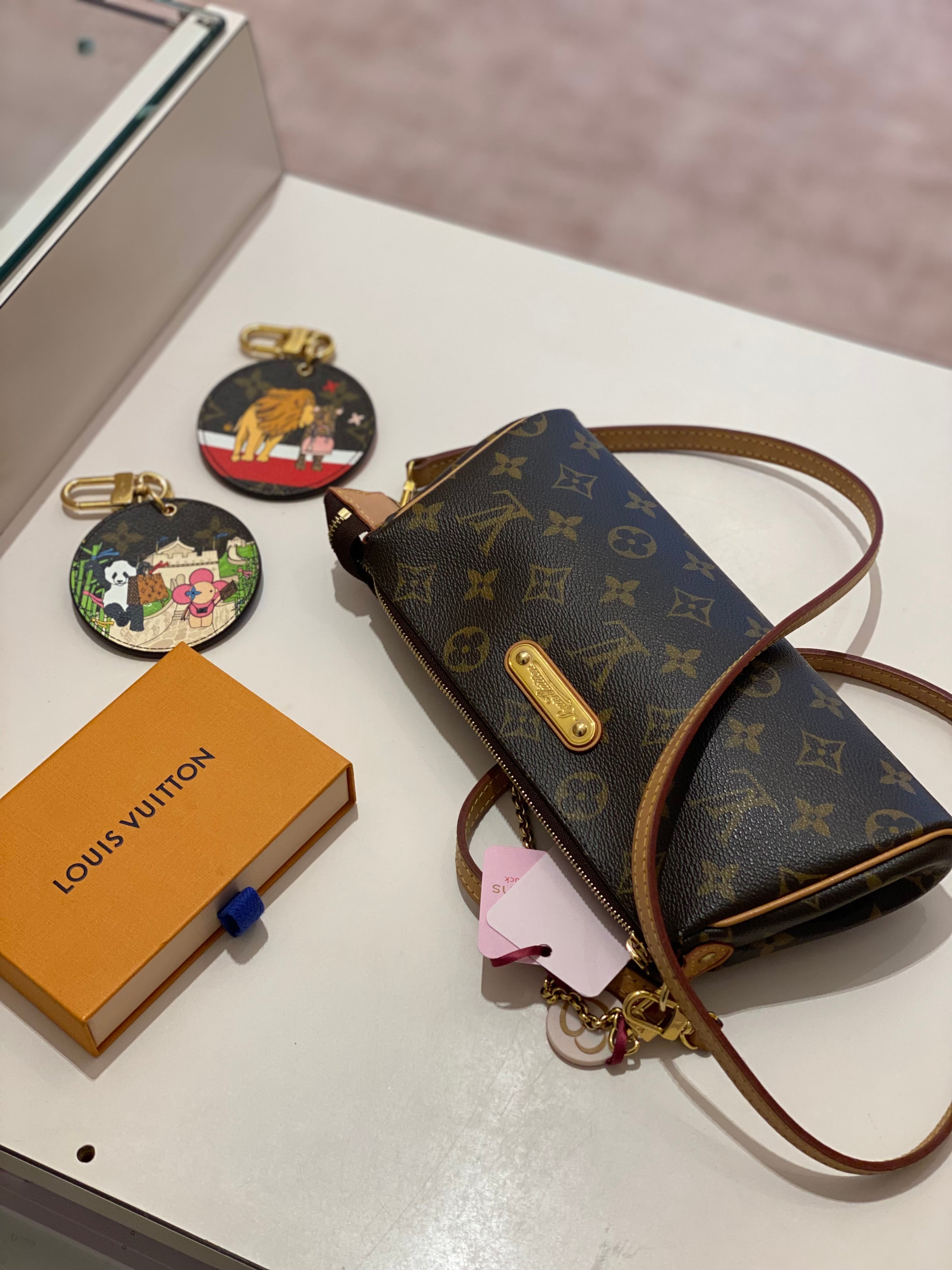 Mehrere Taschen und Accessoires von Louis Vuitton liegen auf einem Tisch