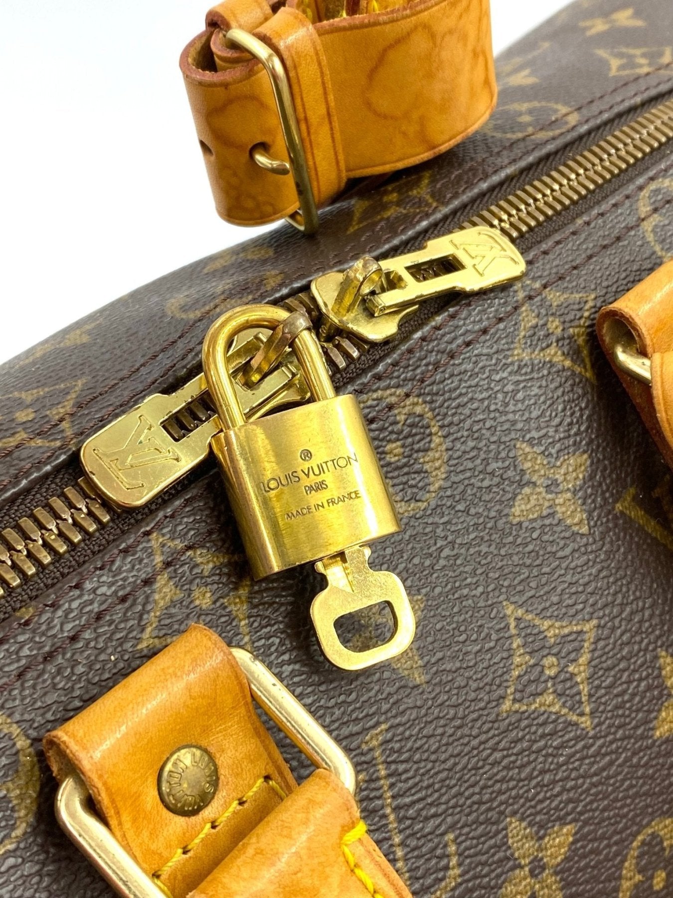 Louis Vuitton Keepall 45 Bandouliere Monogram Canvas Reisetasche mit goldenem Schloss und Reissverschluss, braunes Leder