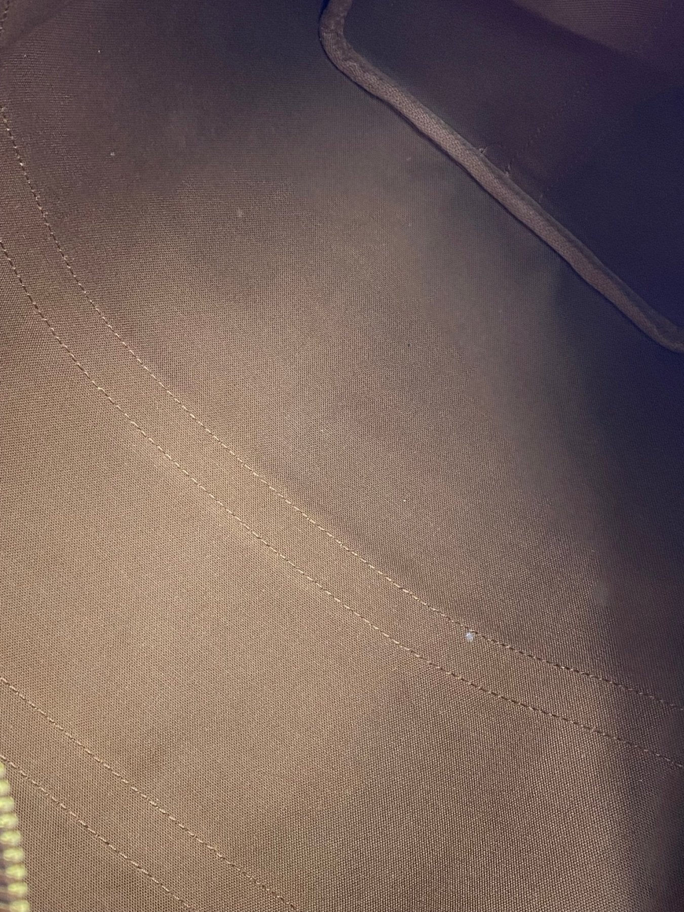 Louis Vuitton Keepall 45 Bandouliere Monogram Canvas Nahaufnahme der Nahte und Materialstruktur in warmem Braunton