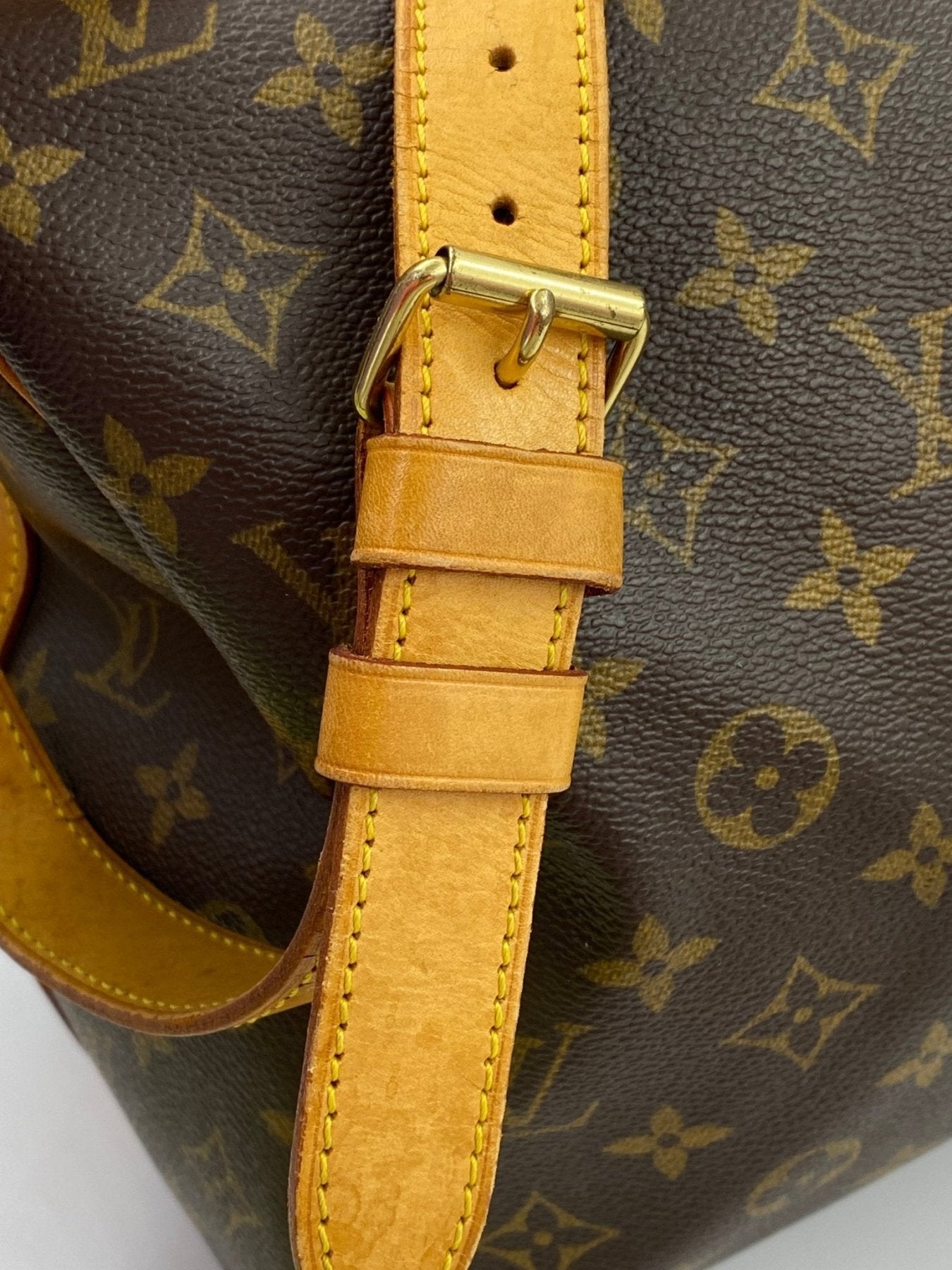 Louis Vuitton Keepall 45 Bandouliere Reisetasche mit Monogram Canvas Muster und hellem Lederriemen in Nahaufnahme