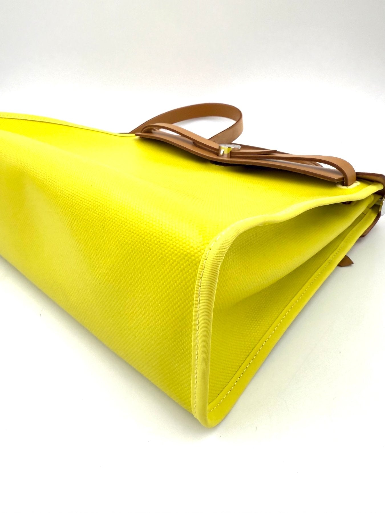 HERMÈS Herbag 31 Lime - Clutch & Macarons - Stempel U; 2022 - Clutch & Macarons -