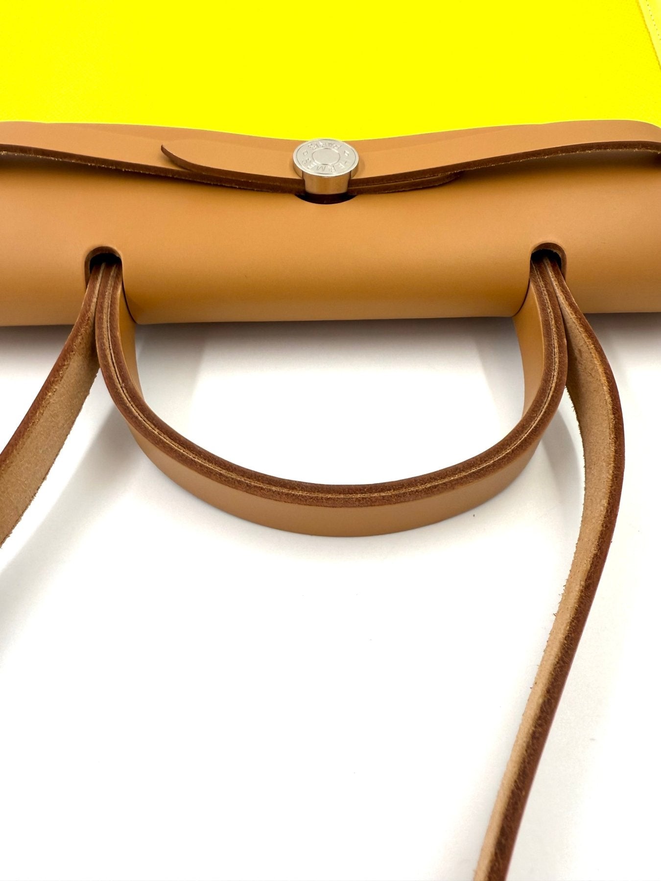 HERMÈS Herbag 31 Lime - Clutch & Macarons - Stempel U; 2022 - Clutch & Macarons -