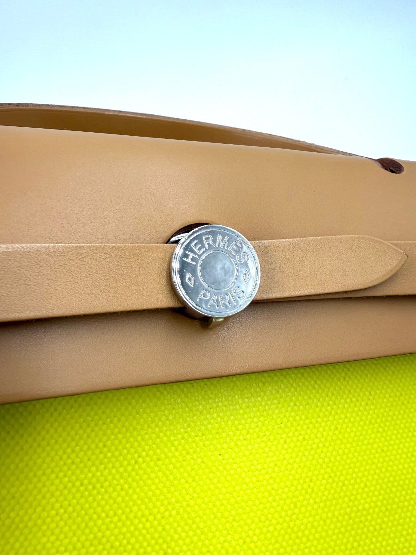 HERMÈS Herbag 31 Lime - Clutch & Macarons - Stempel U; 2022 - Clutch & Macarons -
