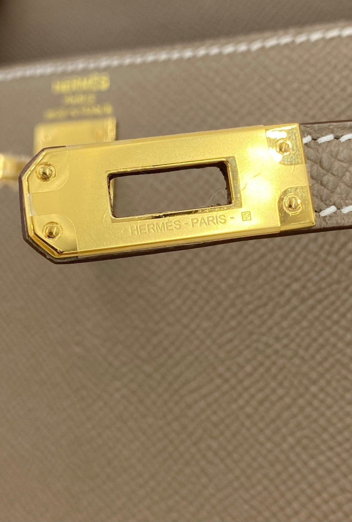 HERMES Kelly 25 Epsom Sellier Etoupe Tasche mit goldenem Verschluss und HERMES-PARIS Gravur auf metallischer Hardware
