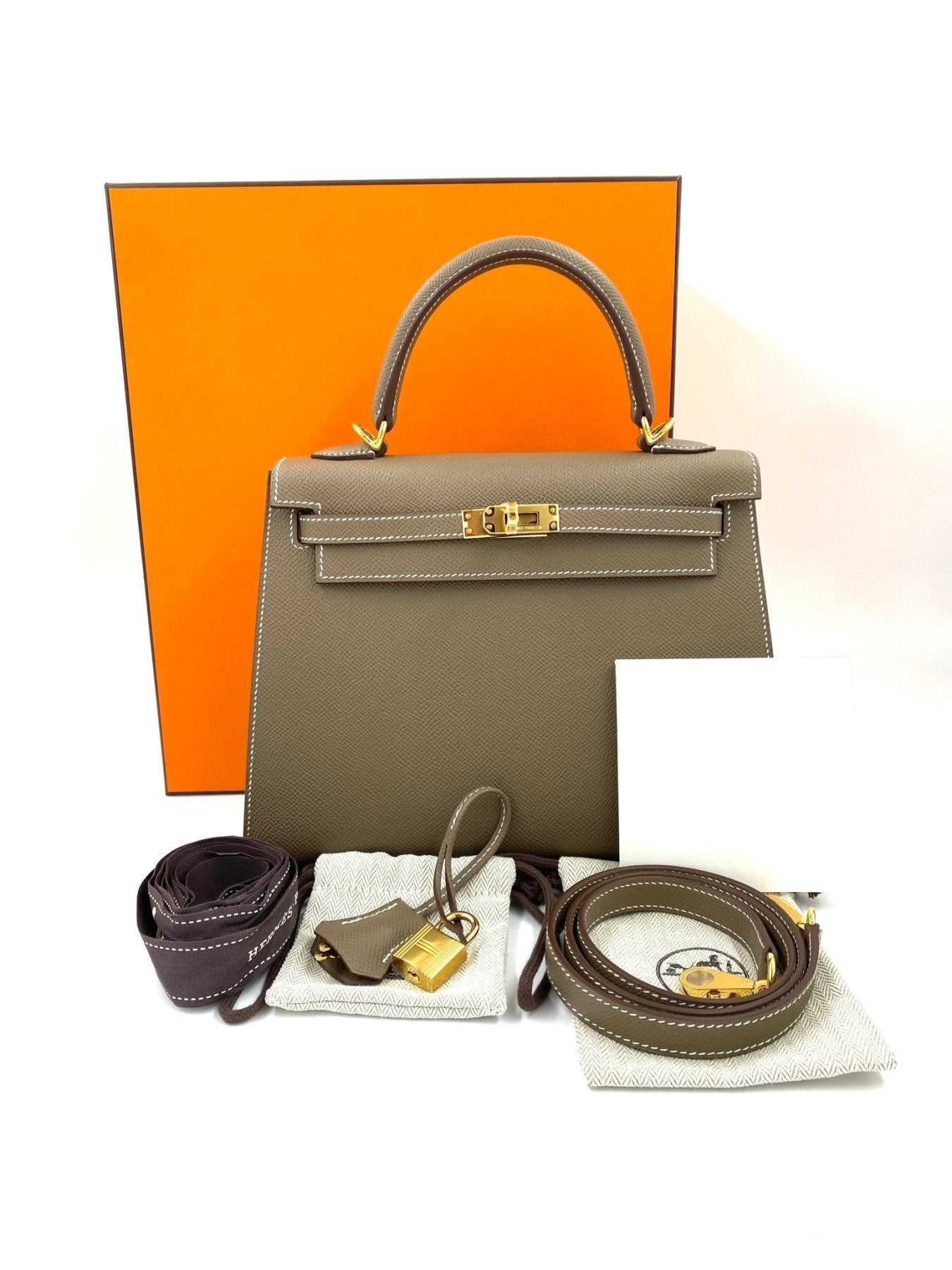 Hermes Kelly 25 Epsom Sellier Tasche in Etoupe mit goldener Hardware, Schulterriemen und orangefarbener Box
