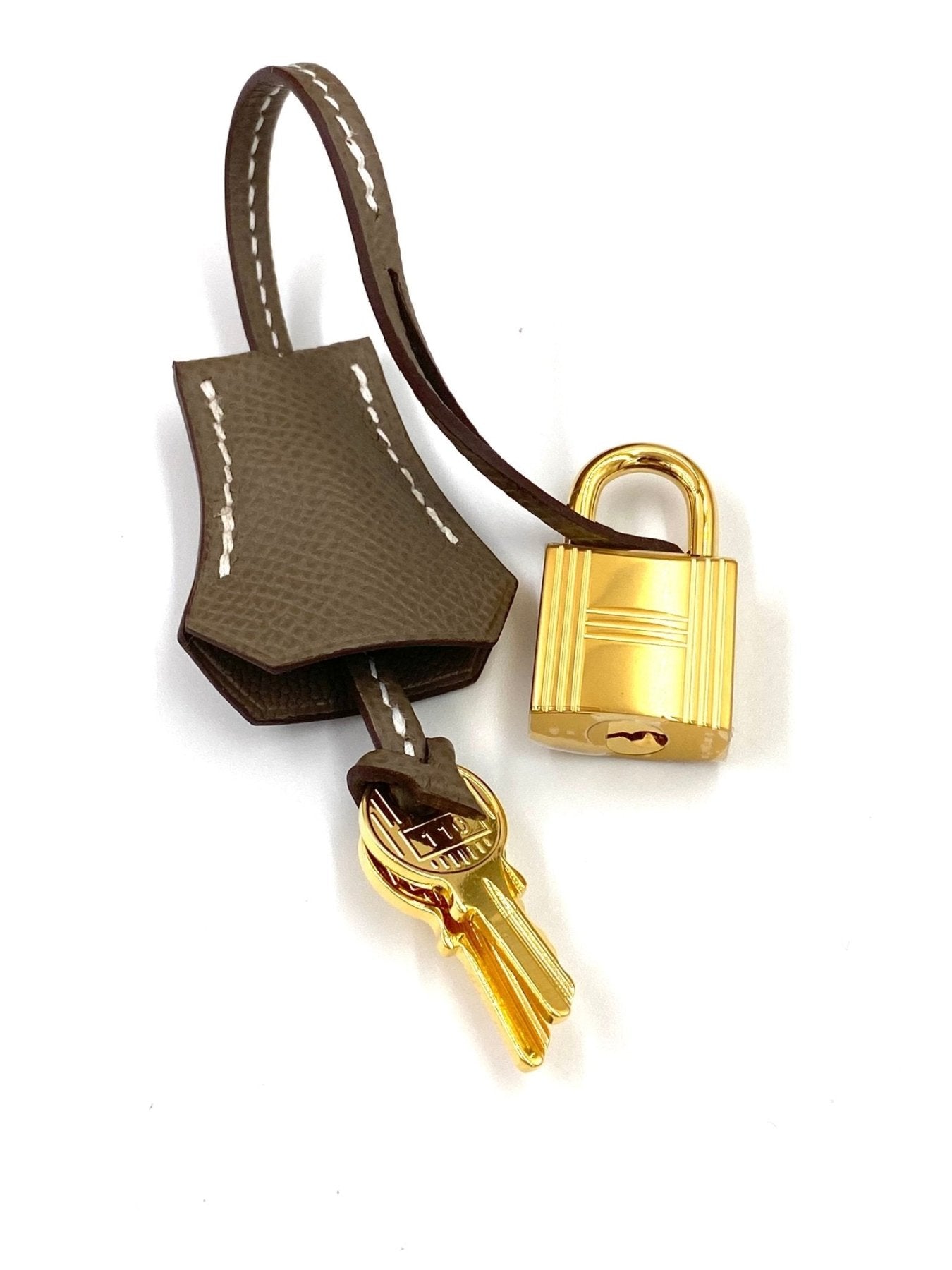 Hermes Kelly Tasche Schloss und Schluessel in Etoupe mit goldfarbener Hardware und Lederanhaenger