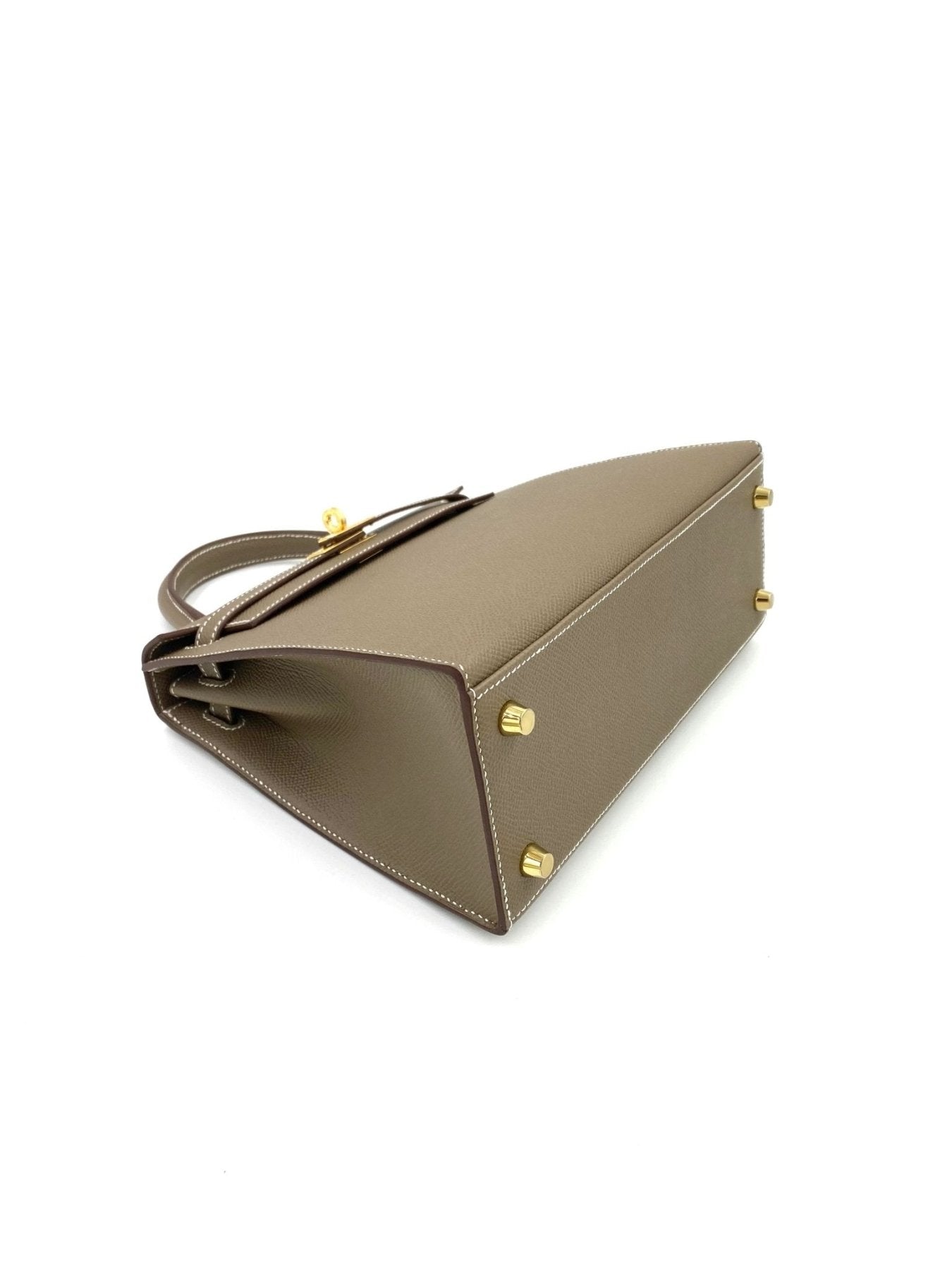 HERMES Kelly 25 Epsom Sellier Etoupe Handtasche in taupe mit goldener Hardware, seitliche Ansicht zeigt strukturiertes Leder
