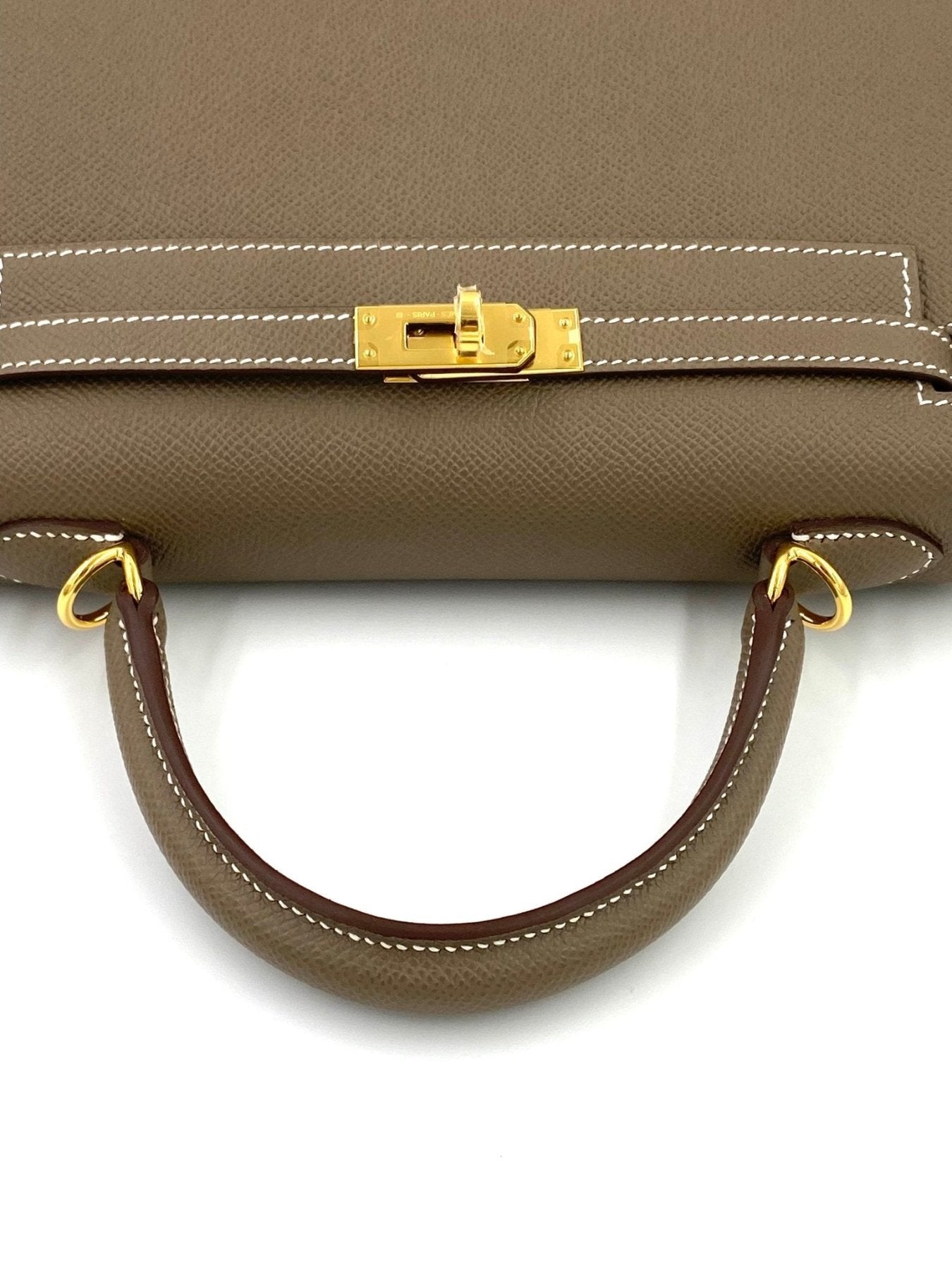 Hermes Kelly 25 Epsom Sellier Tasche in Etoupe mit goldfarbener Verschlussschnalle und kontrastierender Nahtkante