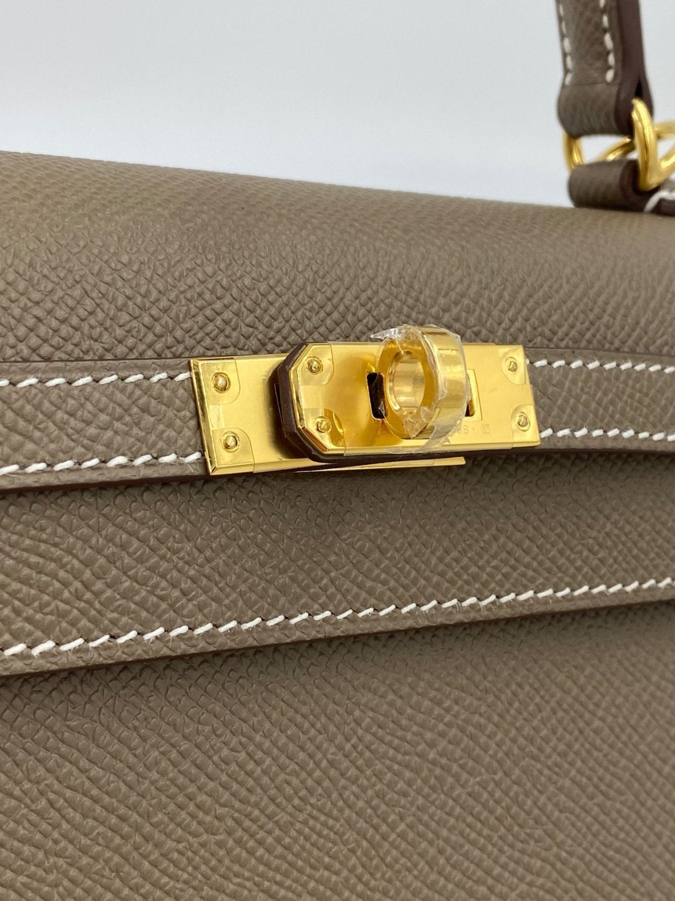 Hermes Kelly 25 Epsom Sellier Etoupe Handtasche mit goldenem Drehverschluss, graues Epsomleder und kontrastierender Nahtkante