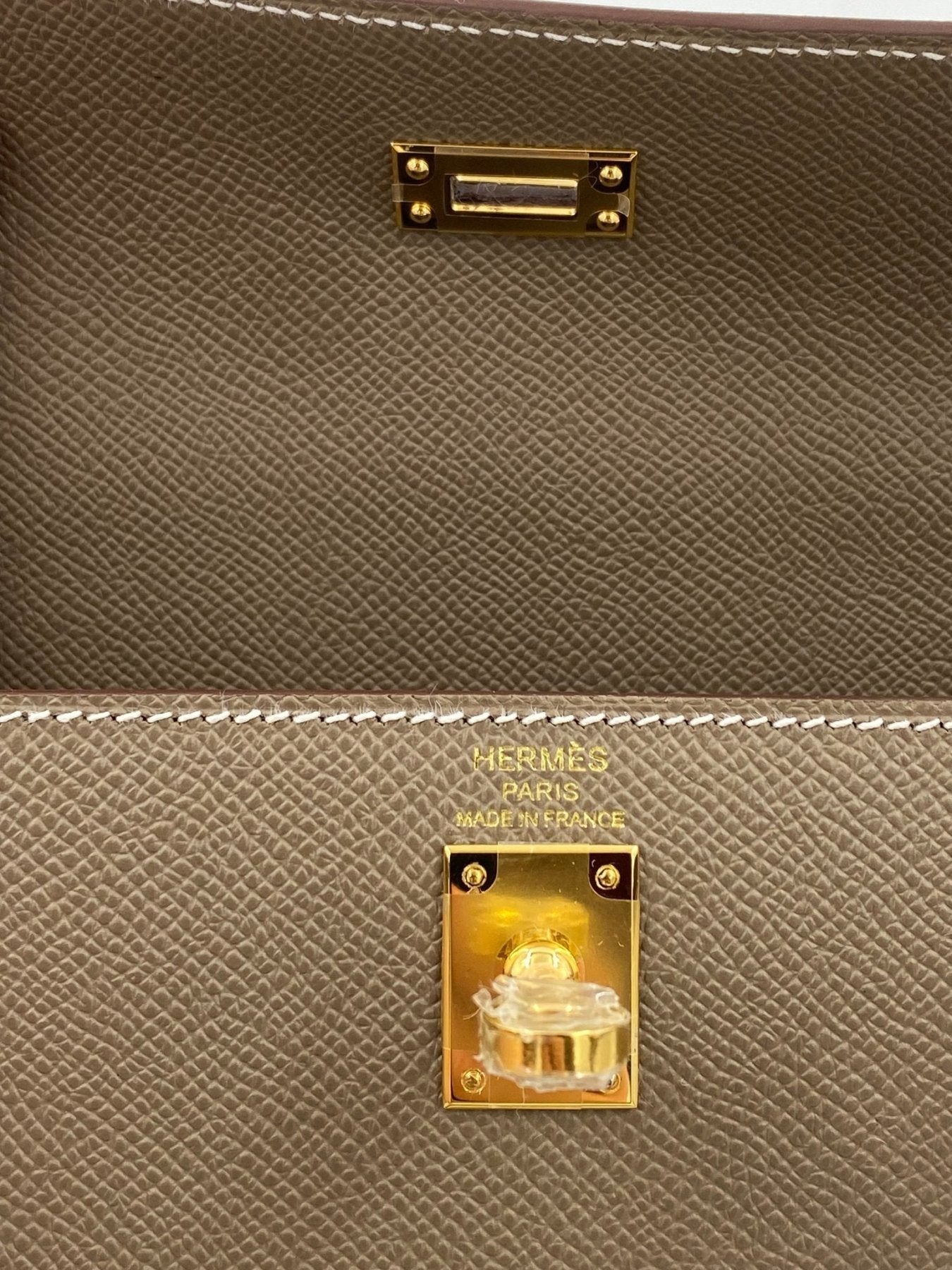 Hermes Kelly 25 Epsom Sellier Etoupe Tasche mit goldenem Verschluss und Hermes Paris Markierung auf graubraunem Leder