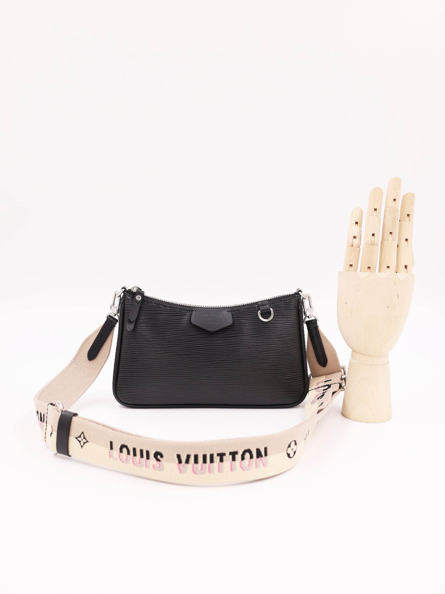 LOUIS VUITTON Easy Pouch On Strap Epi schwarz