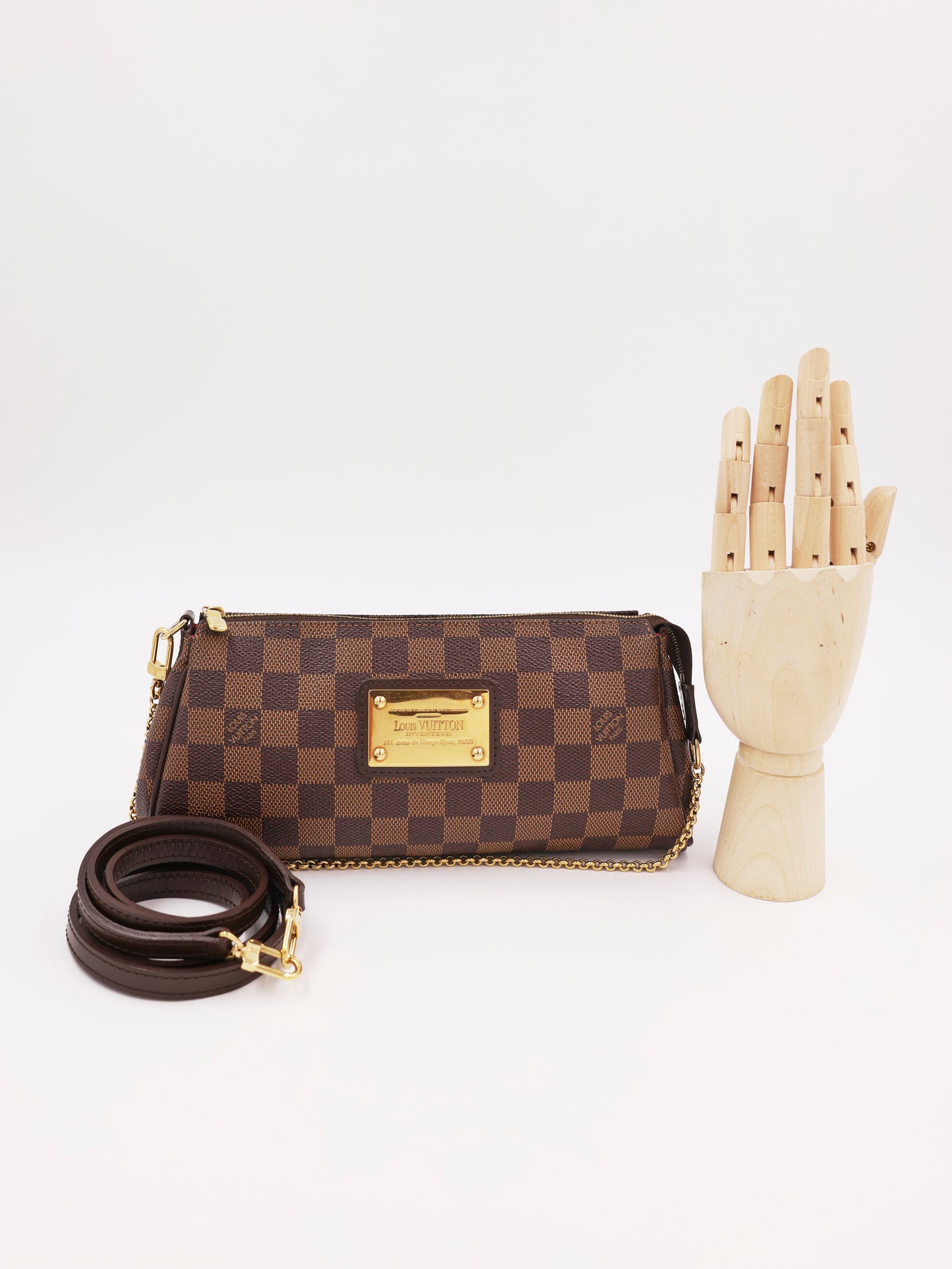 LOUIS VUITTON Pochette Eva Damier Ebene als Secondhand Clutch mit Schulterriemen im Schachbrettmuster
