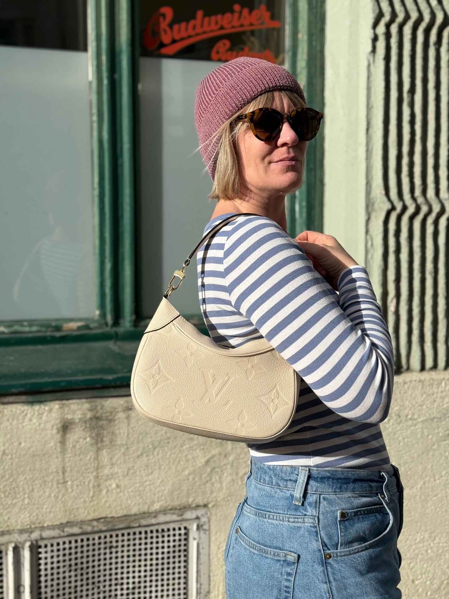 Frau mit Handtasche über der Schulter