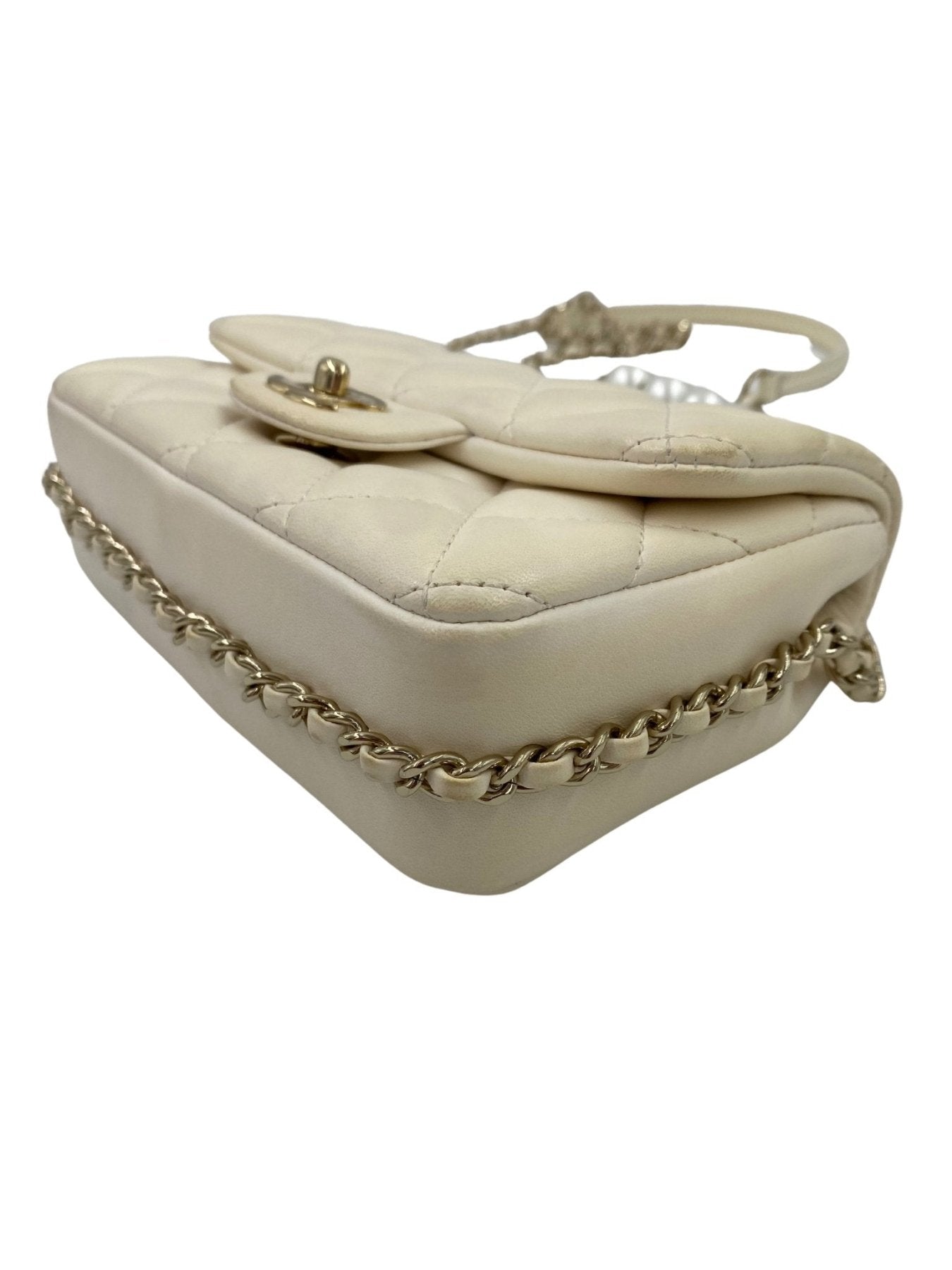 CHANEL Classic Flap Mini Pearls elfenbeinweisse Handtasche mit gestepptem Lammleder und goldener Kette, Seitenansicht