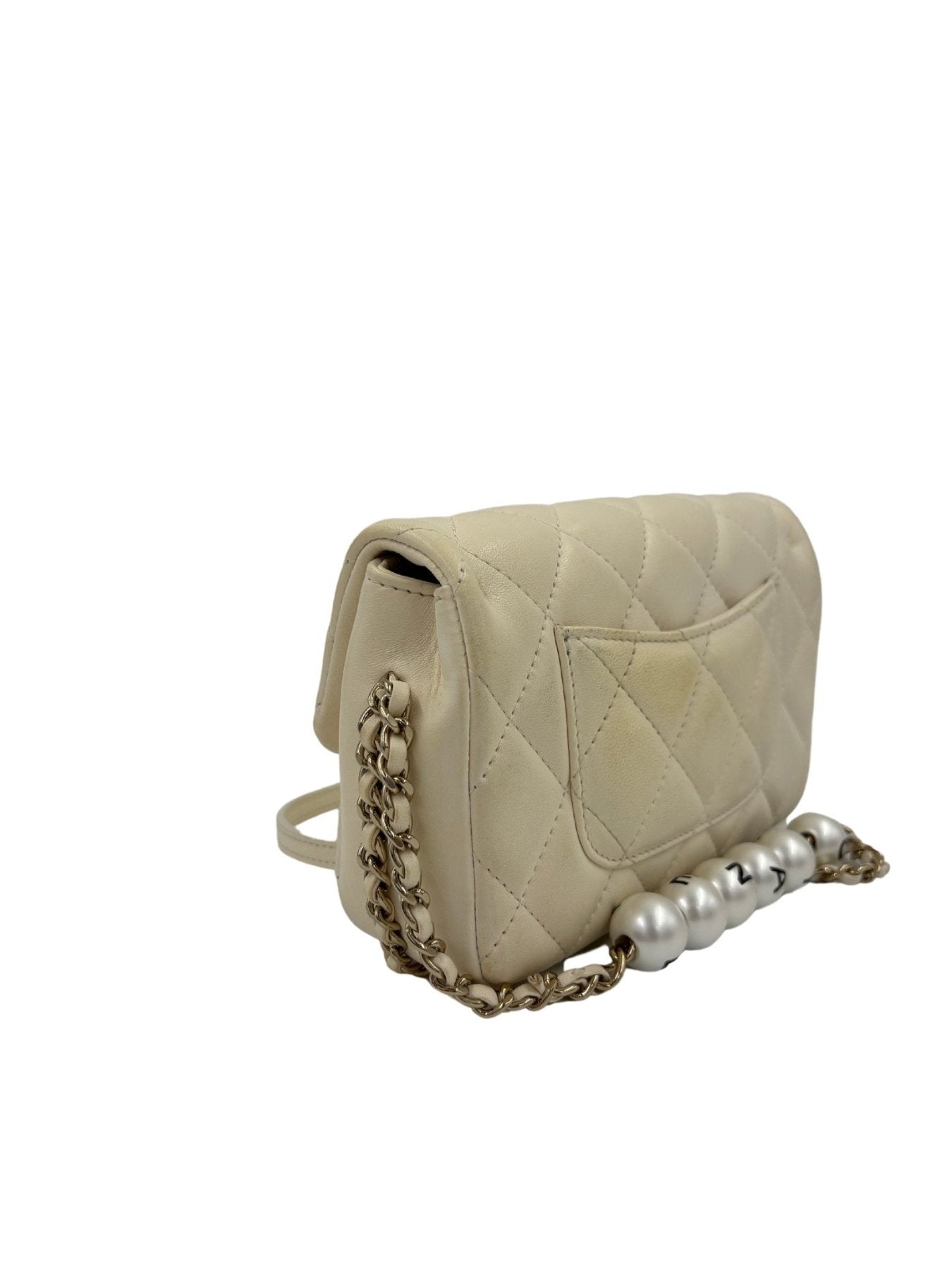 CHANEL Classic Flap Mini Pearls Ivory Handtasche mit gestepptem Lammleder, Perlenkette und goldfarbener Kette