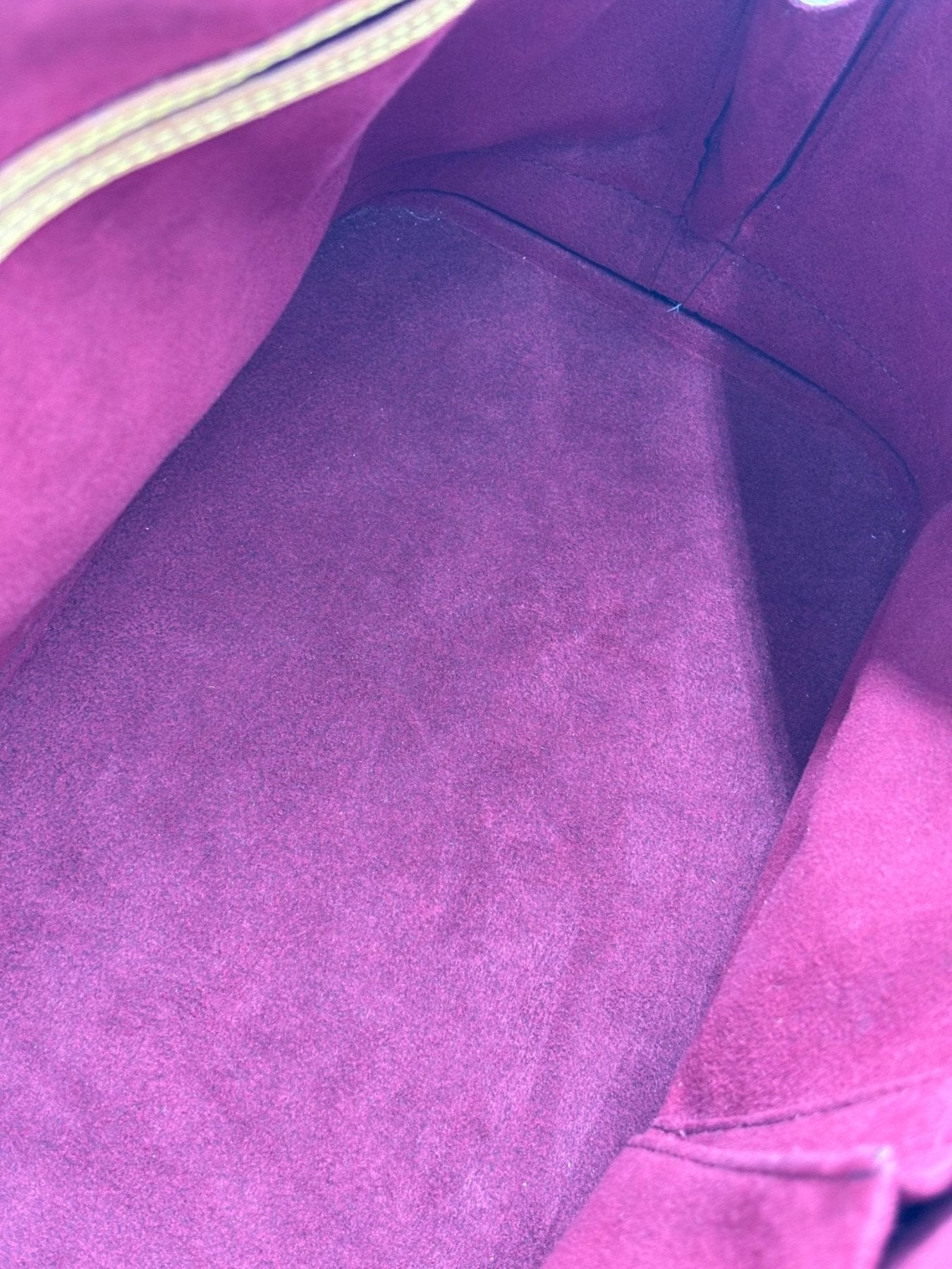 Innenfutter der Louis Vuitton Alma Multicolor Tasche in violettem Alcantara mit sauberer, makelloser Oberfläche