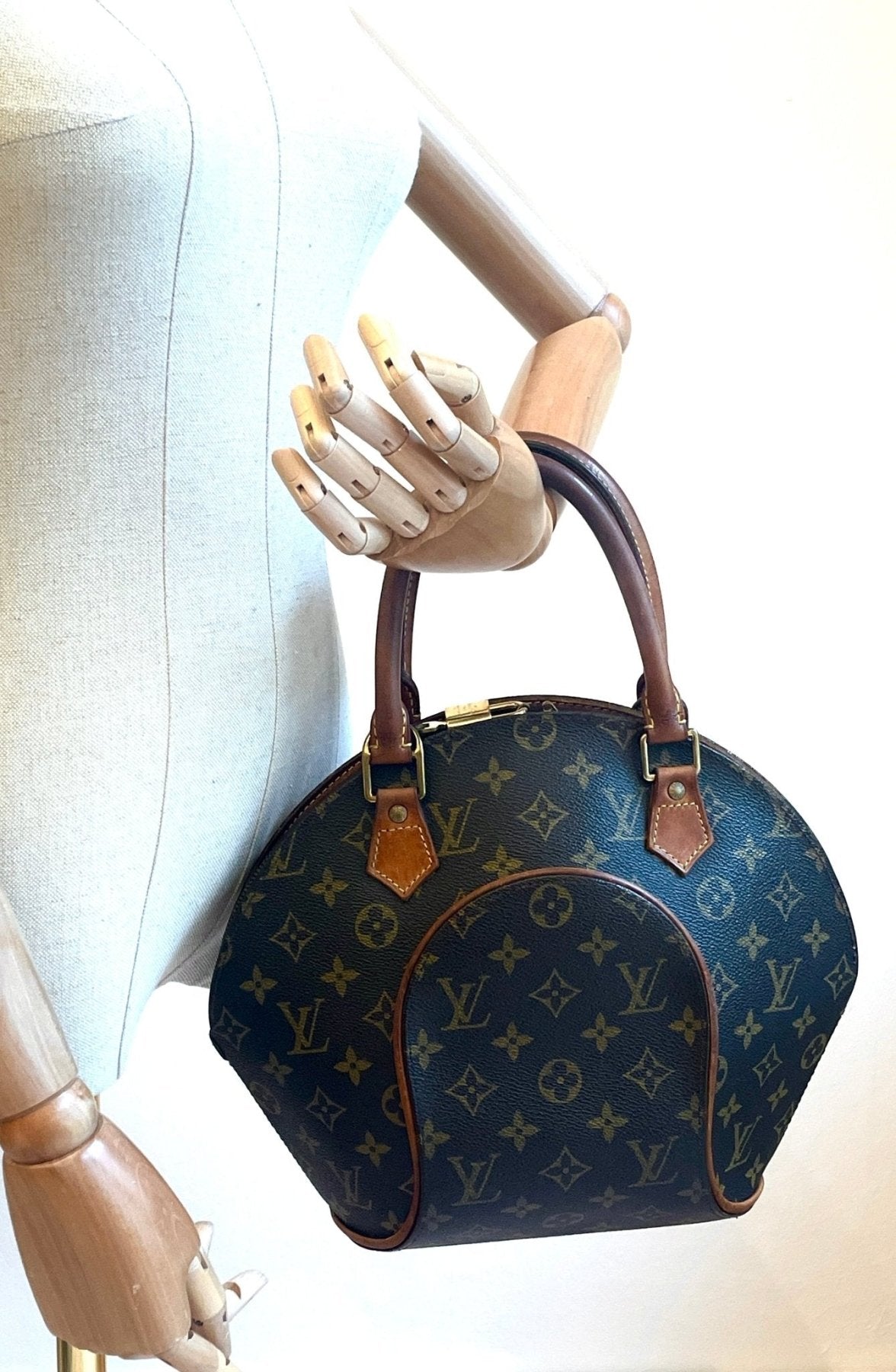 Louis Vuitton Ellipse PM Monogram Canvas Handtasche mit braunen Ledergriffen auf Schneiderpuppe prasentiert