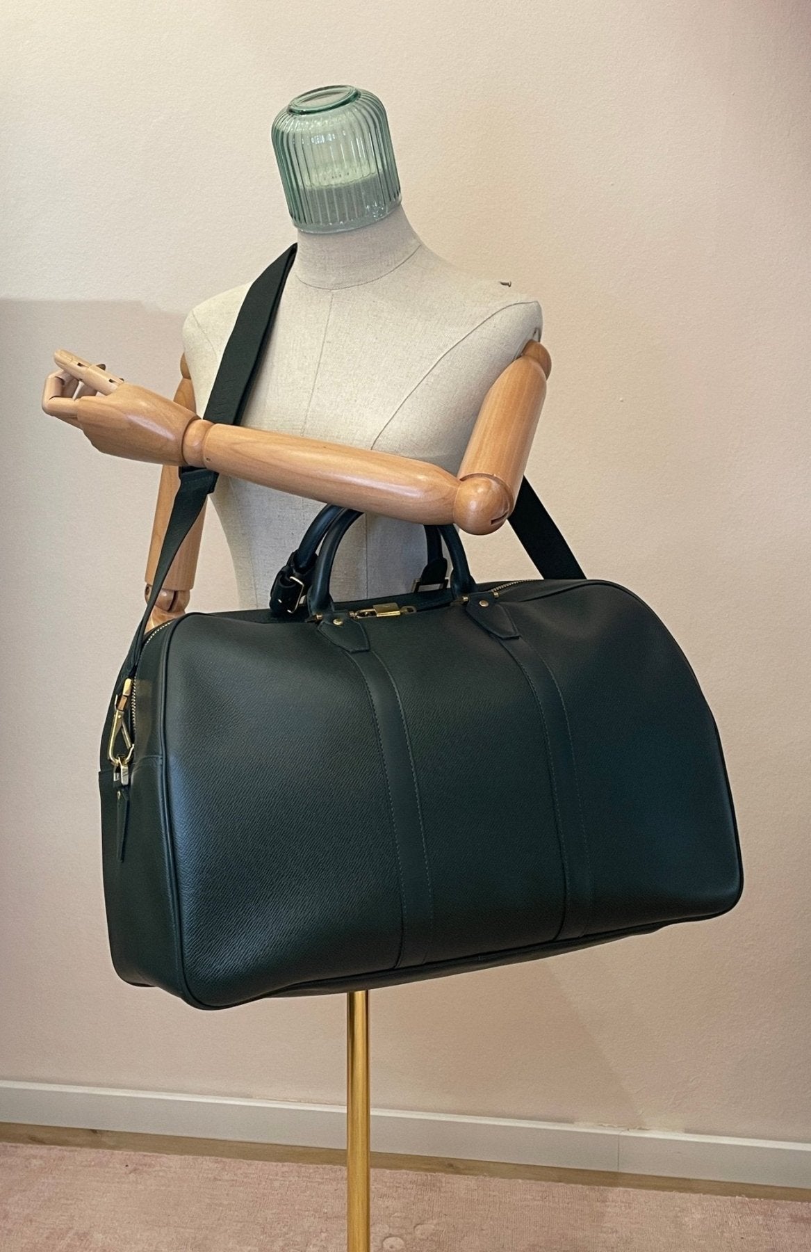Louis Vuitton Kendall Taiga Epicea Reisetasche in dunkelgrunem Leder auf Schneiderpuppe mit Schulterriemen prasentiert