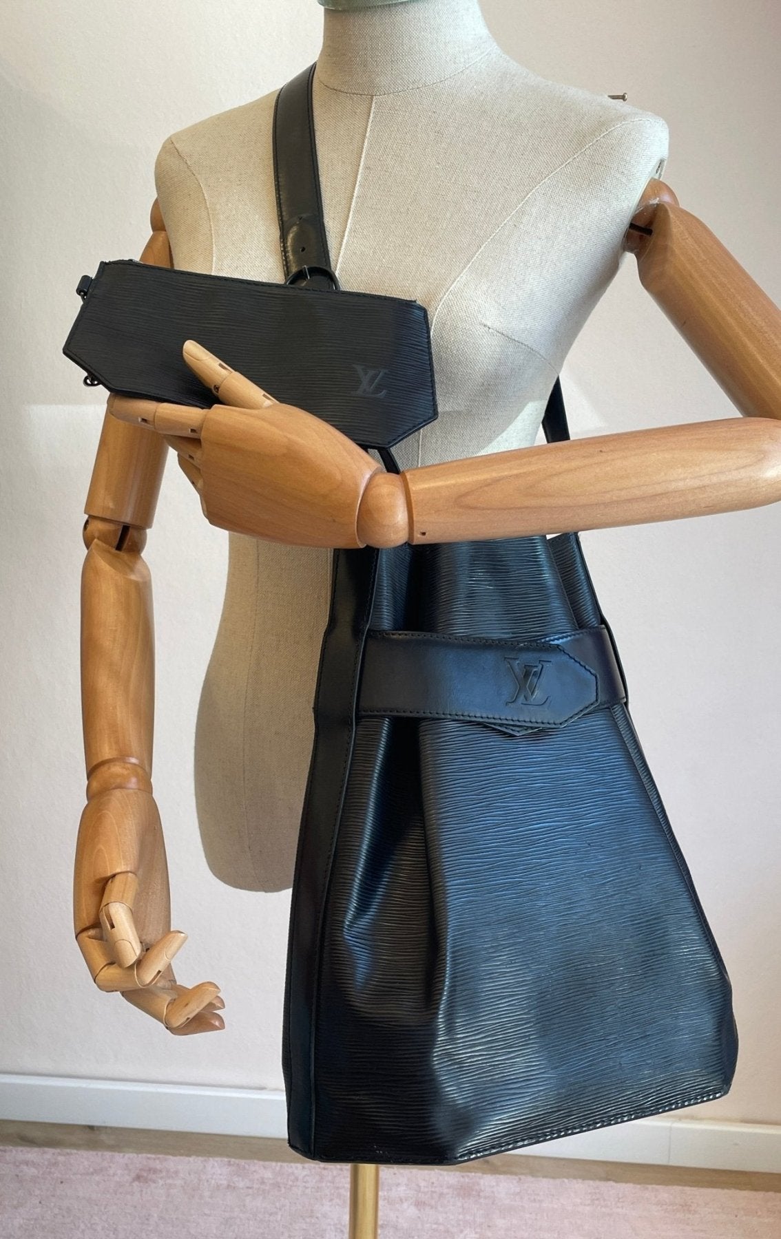 Louis Vuitton Sac D'Paule Epi Handtasche in schwarz auf Schneiderpuppe präsentiert, mit verstellbarem Schulterriemen