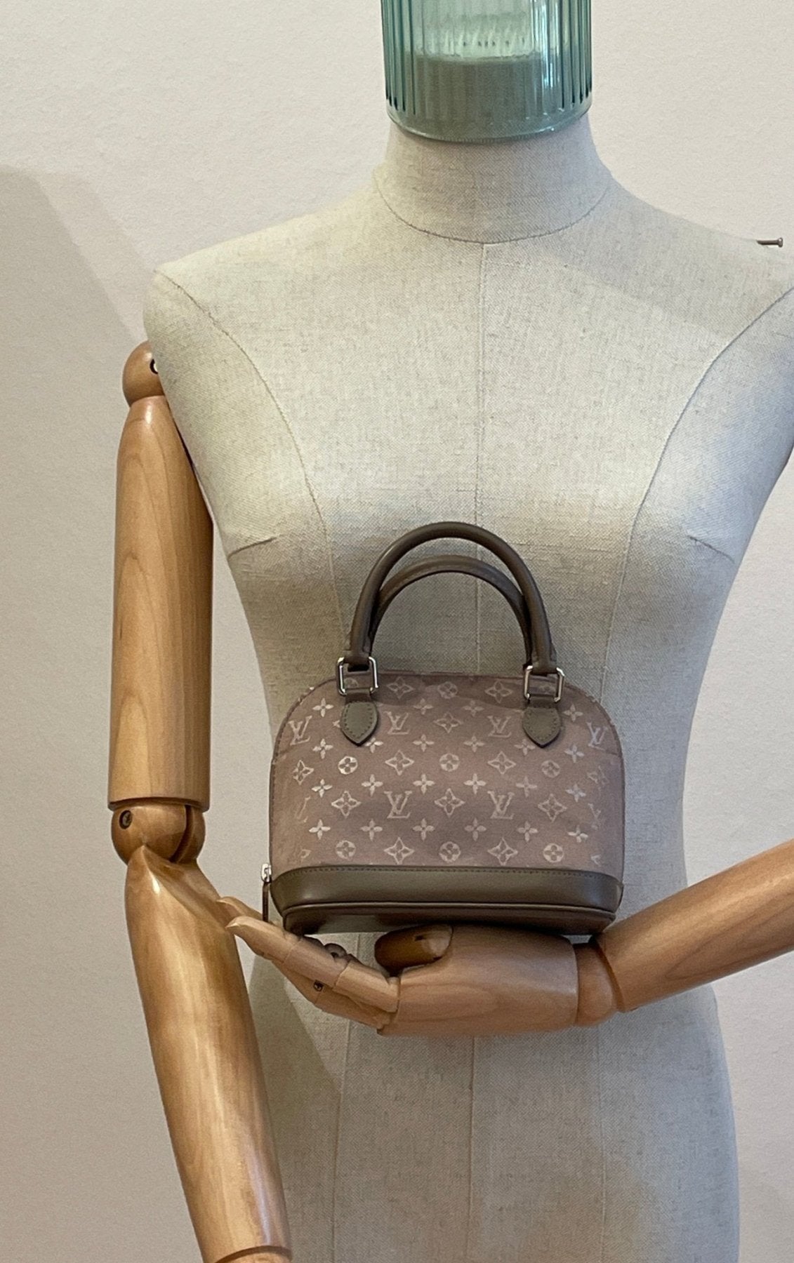 Louis Vuitton Nano Alma Satin Handtasche auf Schneiderpuppe präsentiert, monogramm Muster in taupe und braun